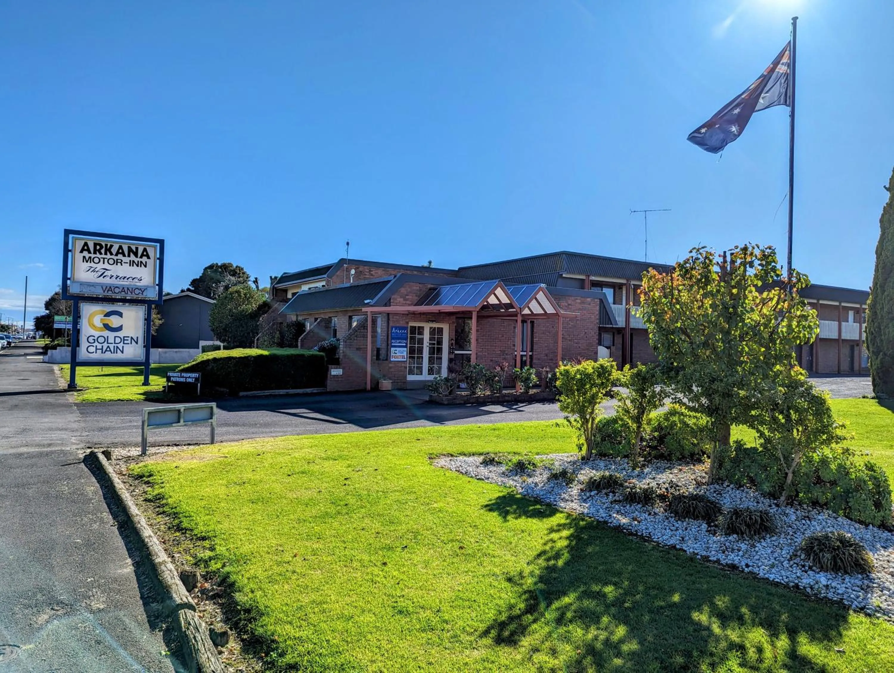 Property building in Arkana Motor Inn & Terrace Apartments