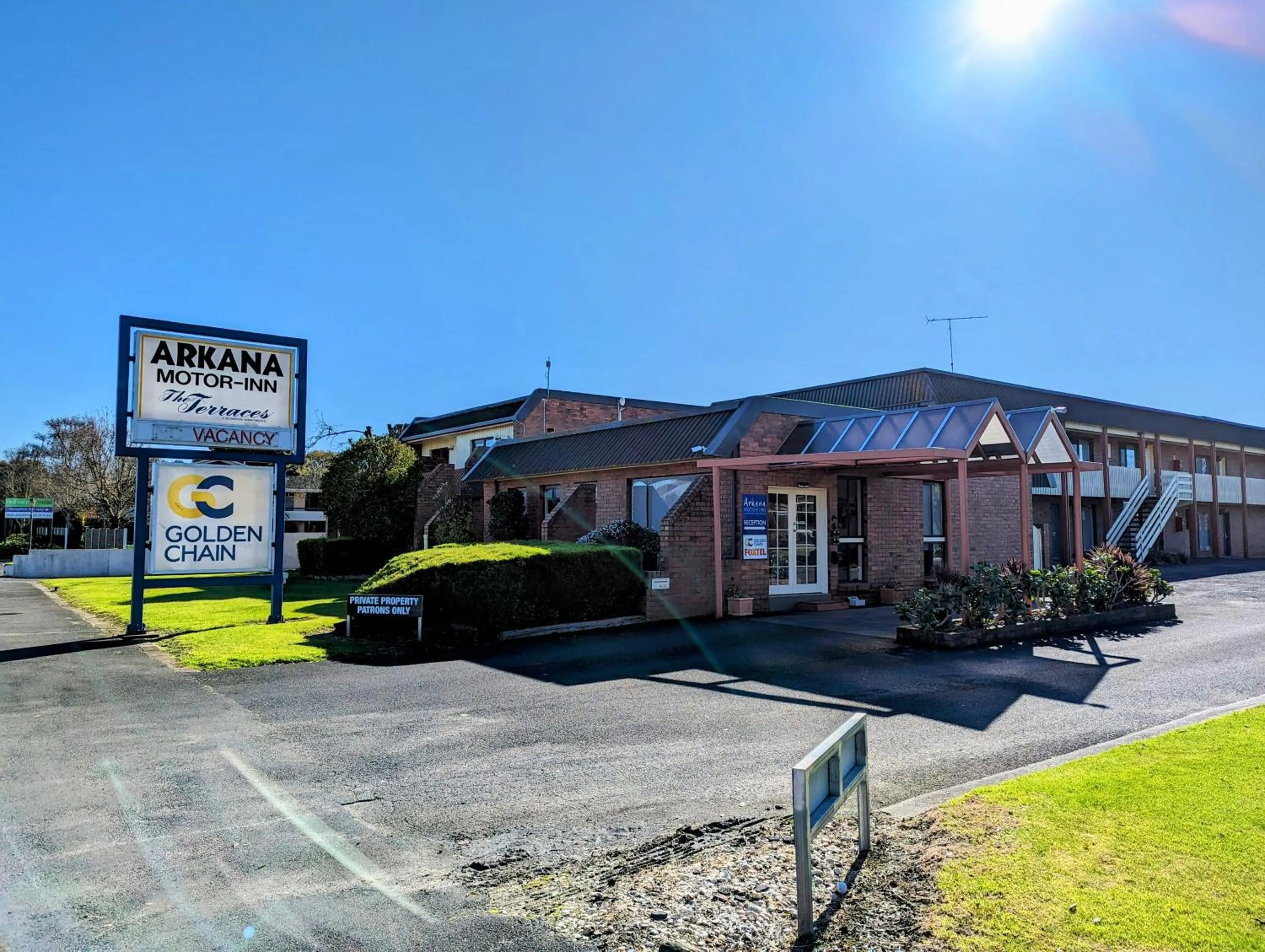 Facade/entrance in Arkana Motor Inn & Terrace Apartments