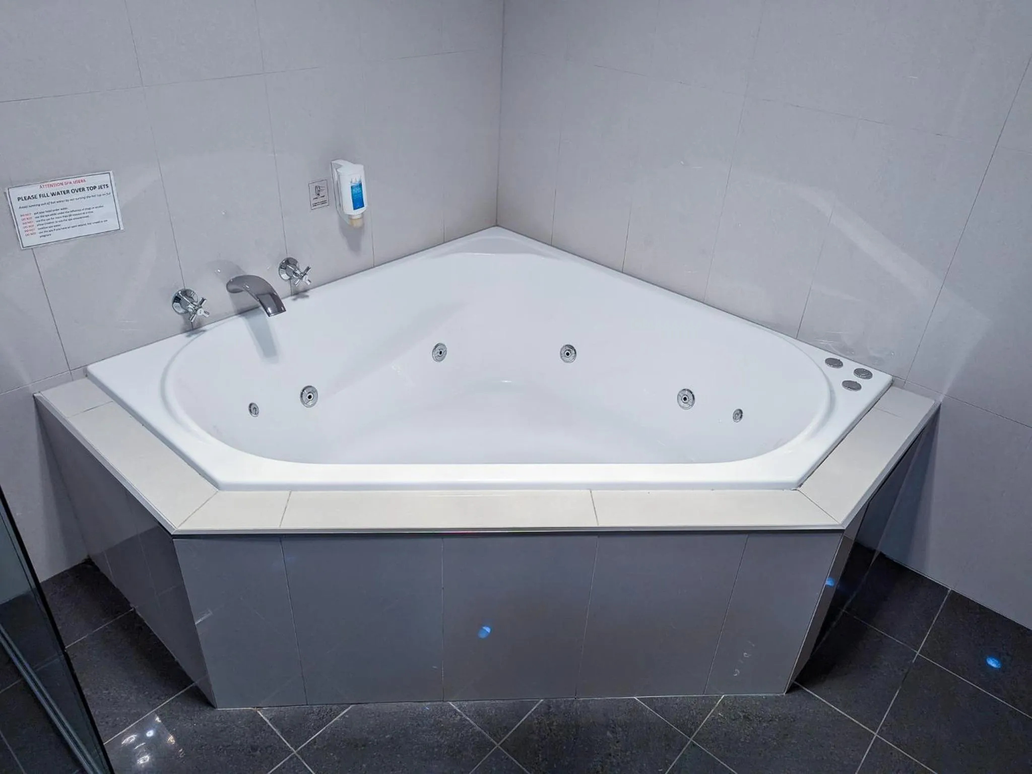 Bathroom in Arkana Motor Inn & Terrace Apartments