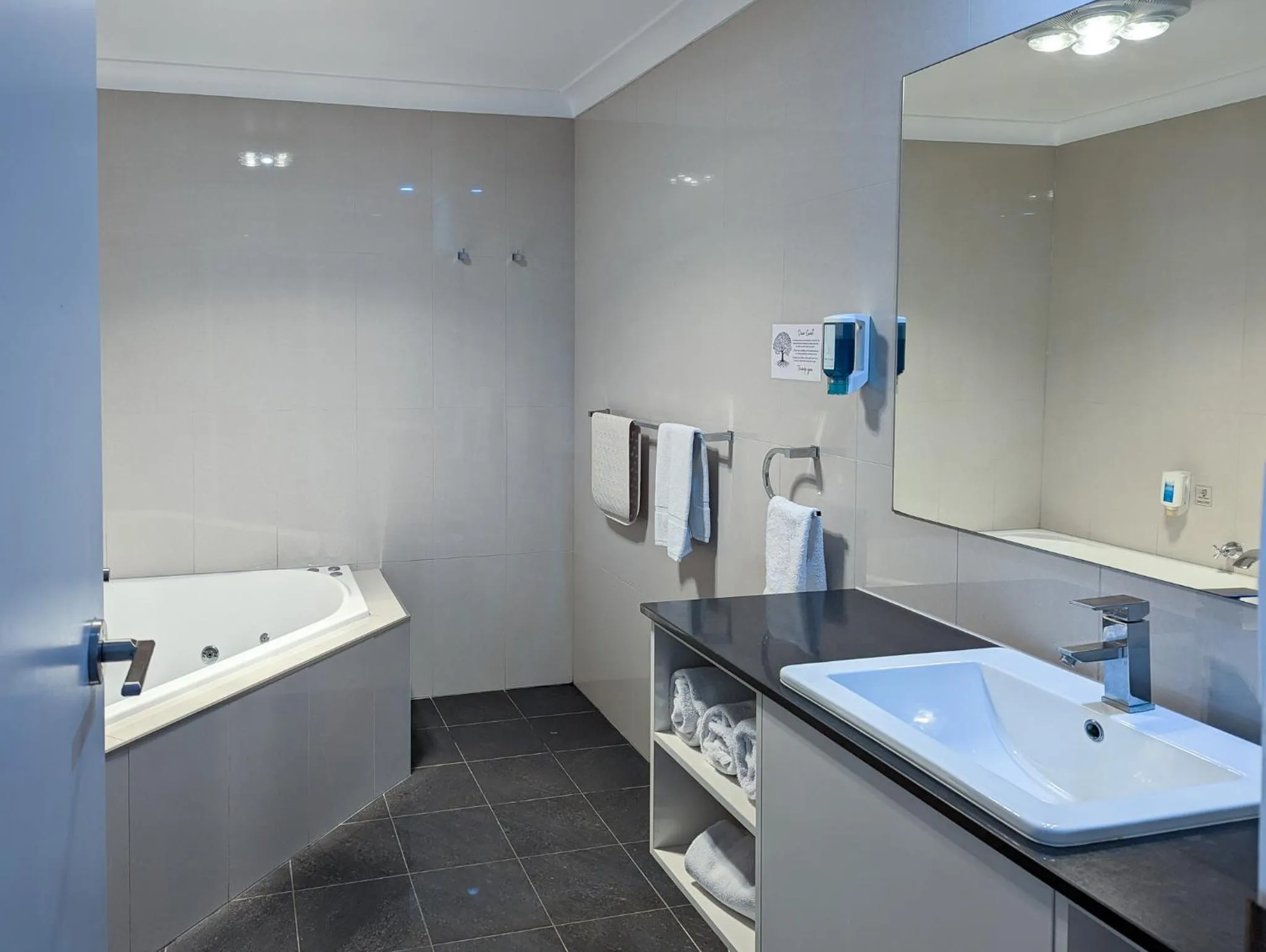 Bathroom in Arkana Motor Inn & Terrace Apartments