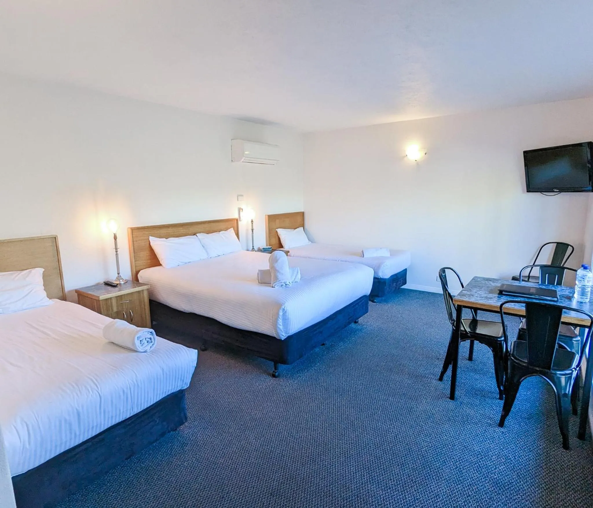 Photo of the whole room, Bed in Arkana Motor Inn & Terrace Apartments