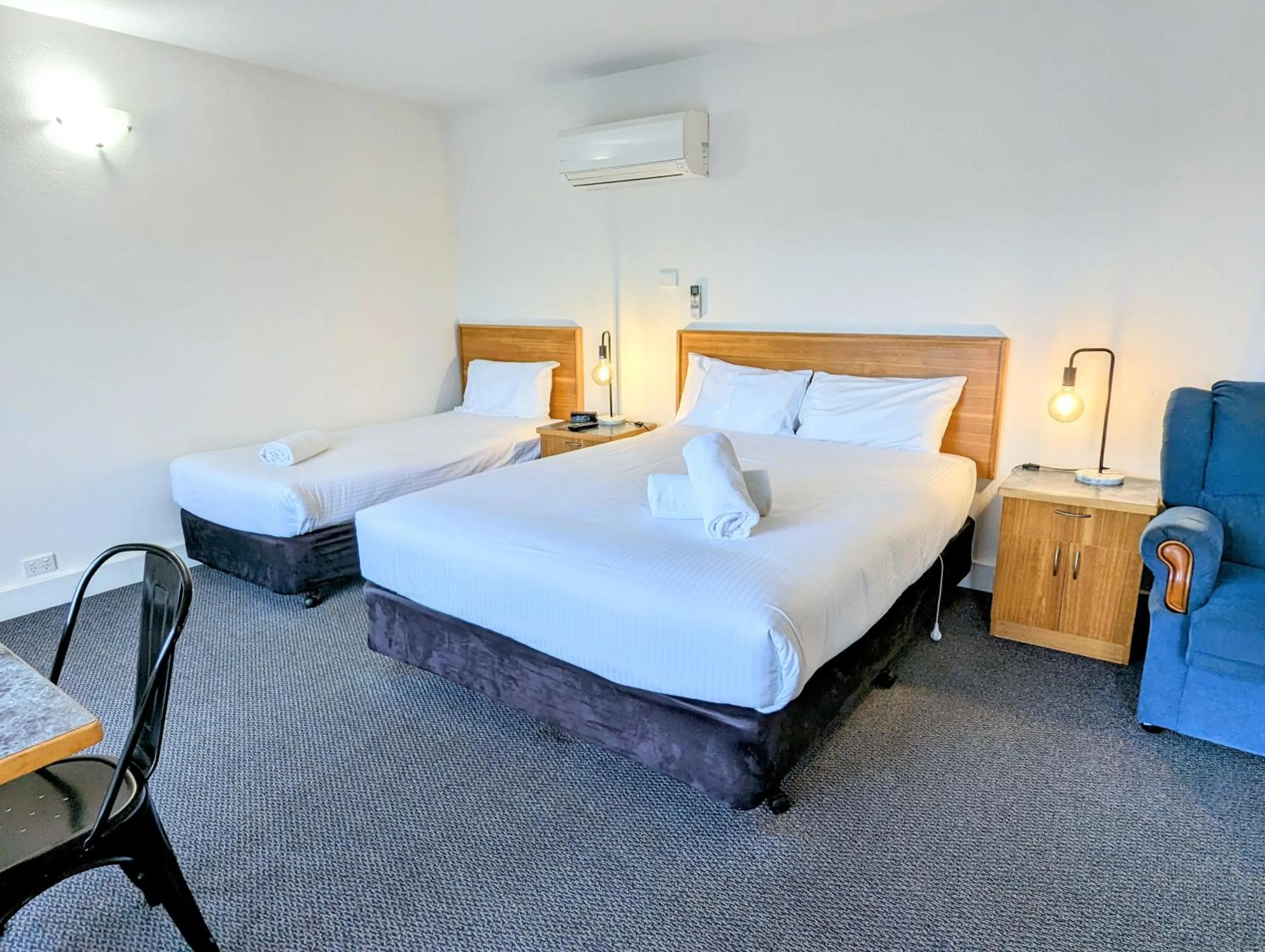 Bed in Arkana Motor Inn & Terrace Apartments