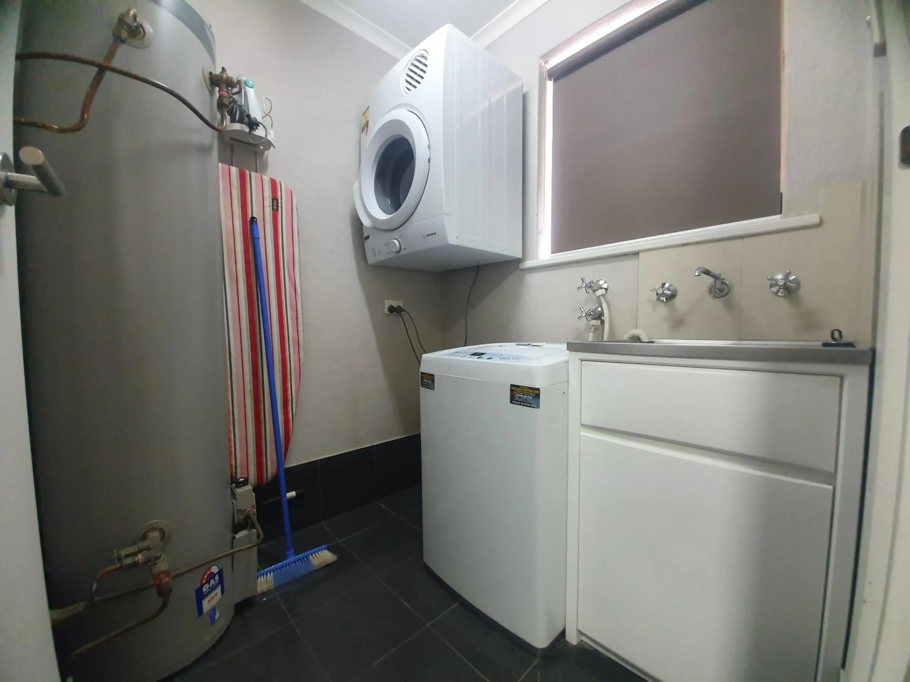 laundry in Arkana Motor Inn & Terrace Apartments