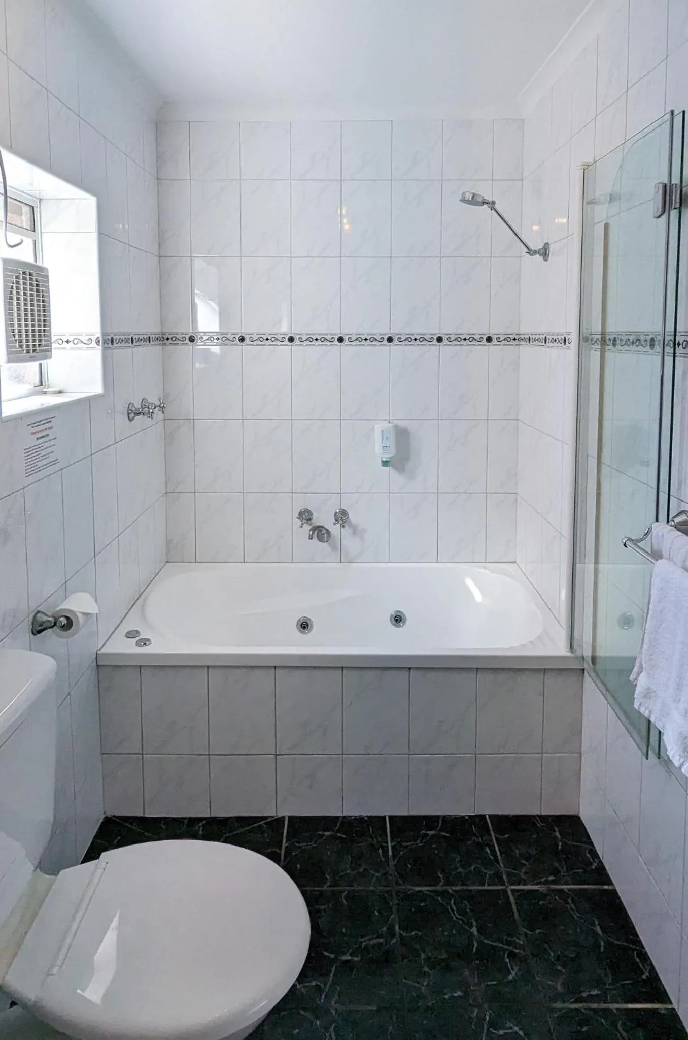 Bathroom in Arkana Motor Inn & Terrace Apartments