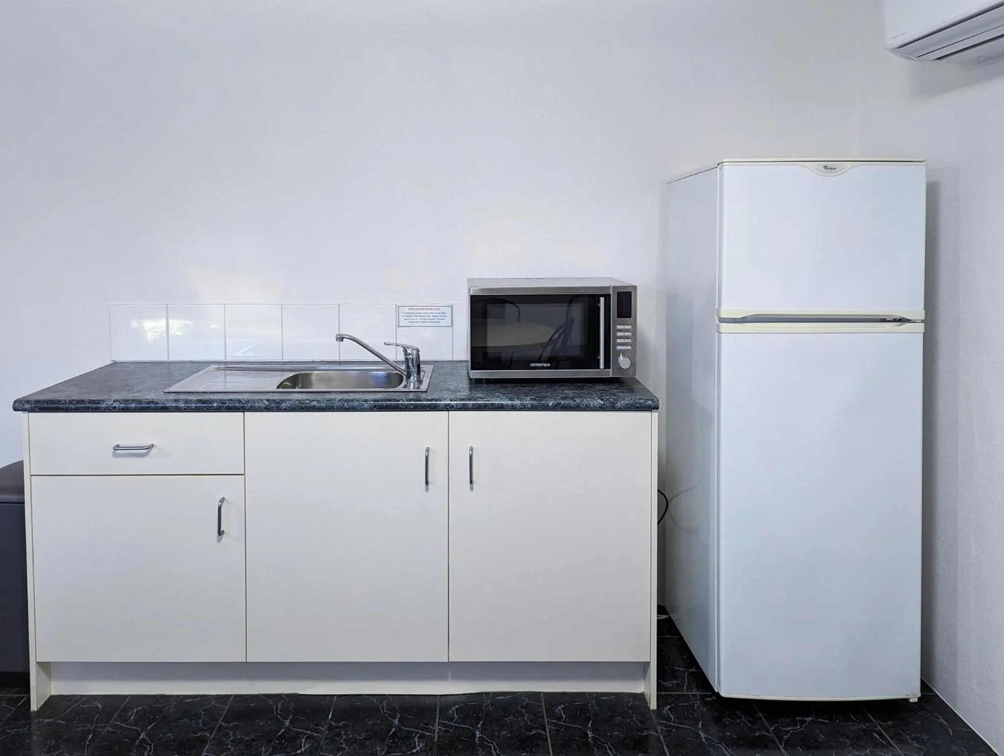 Kitchen or kitchenette in Arkana Motor Inn & Terrace Apartments