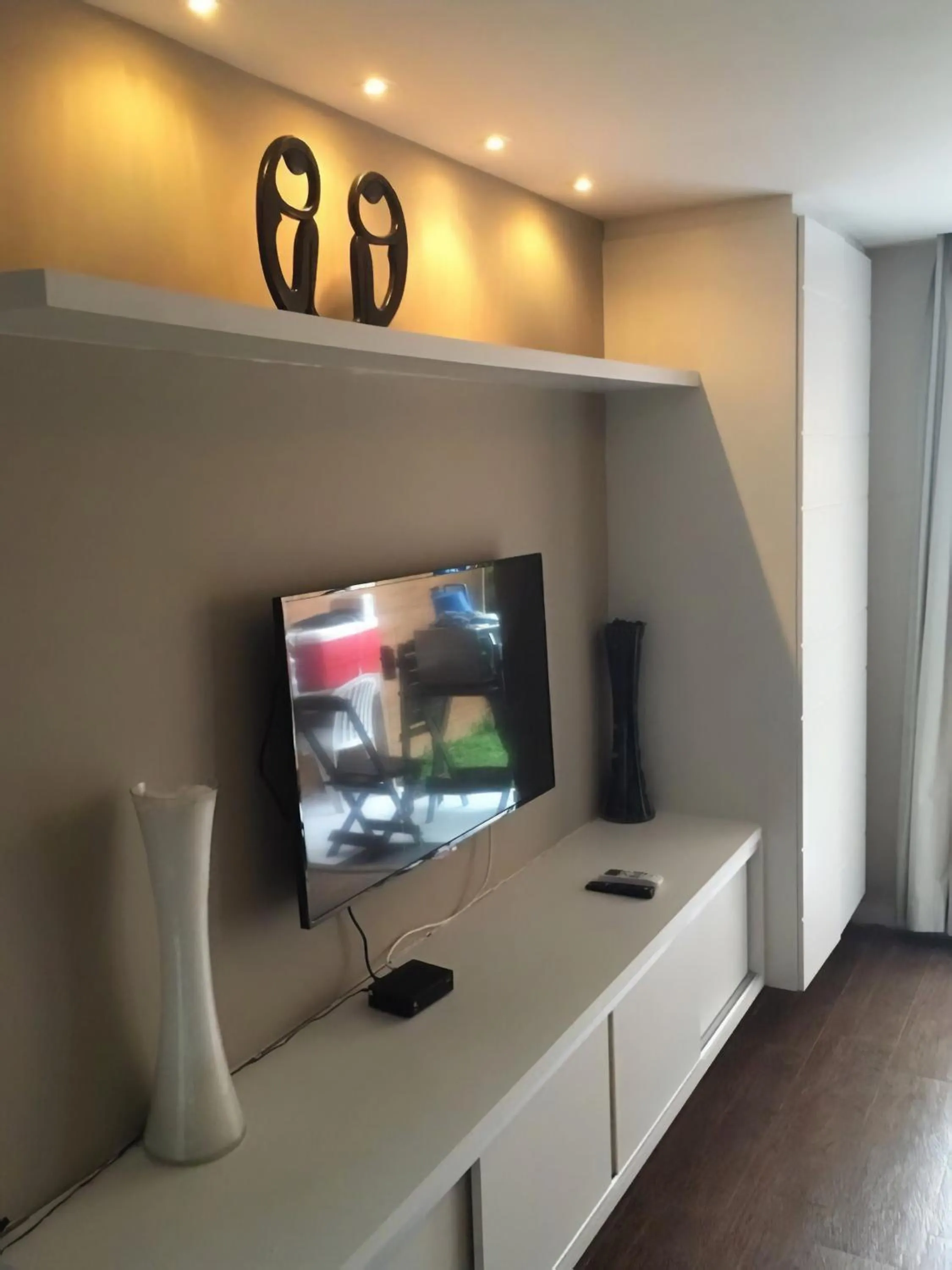 Communal lounge/ TV room in Flat no Portogalo
