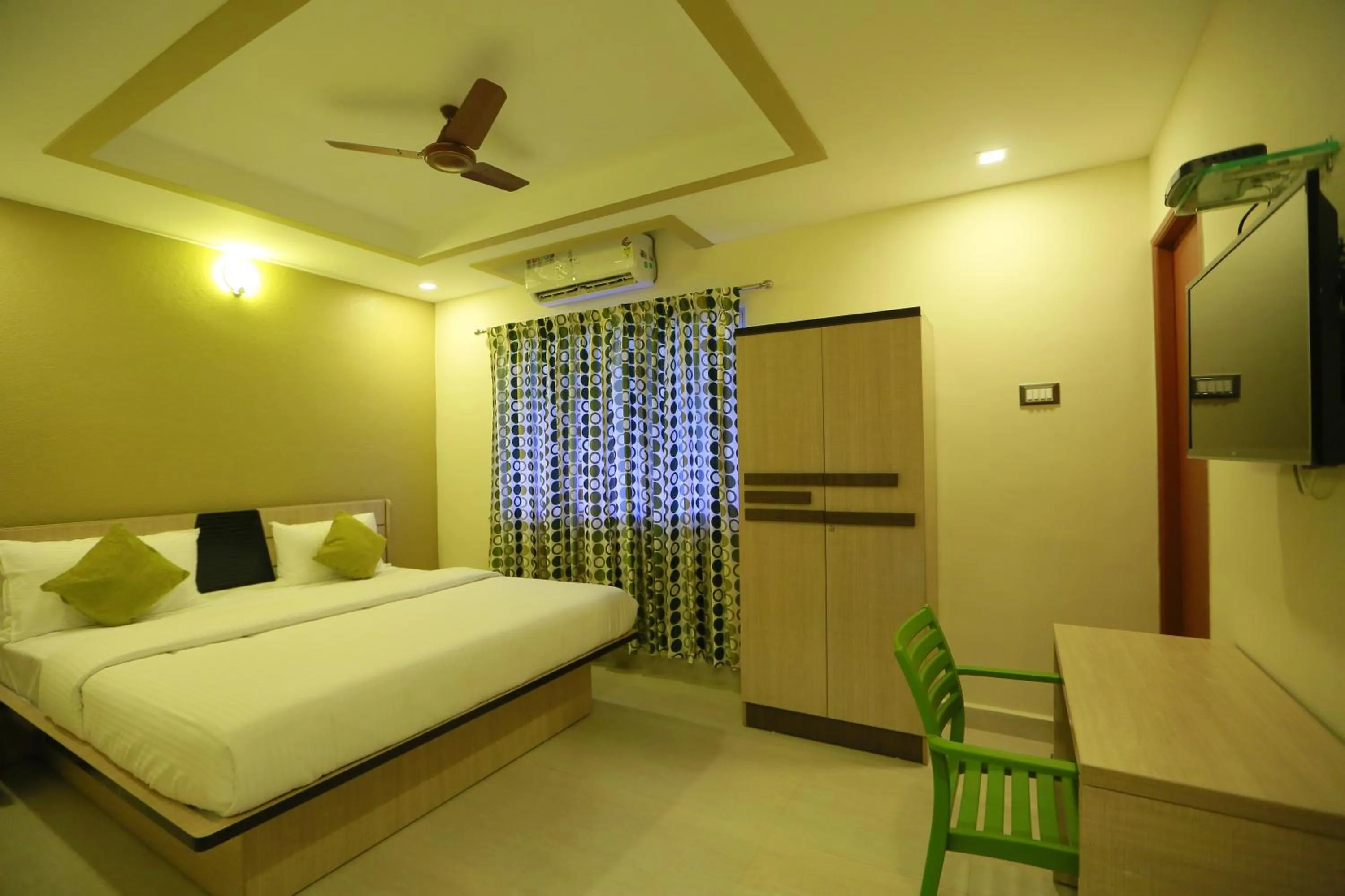 Bedroom, Bed in Kans One