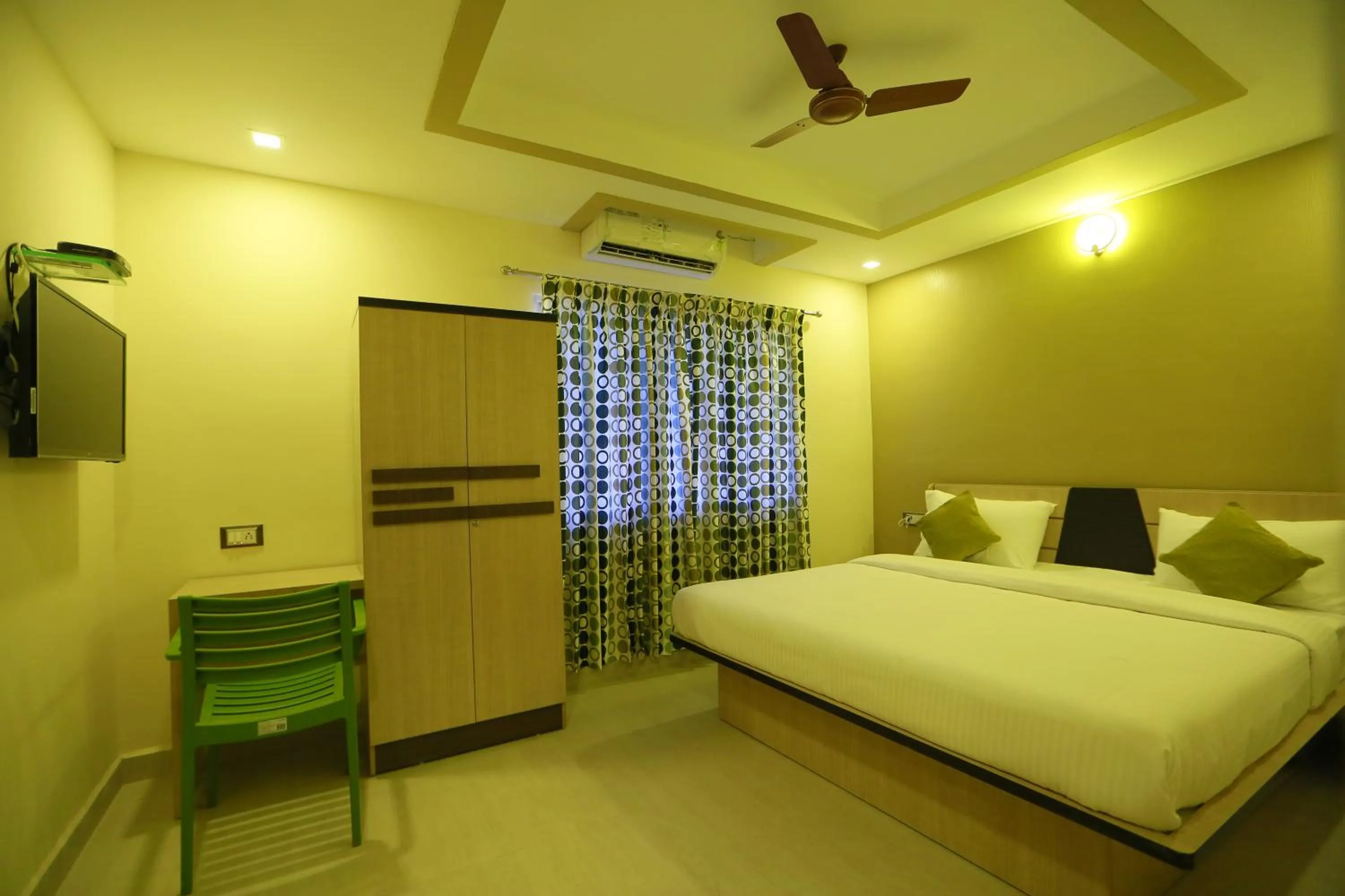 Bedroom, Bed in Kans One