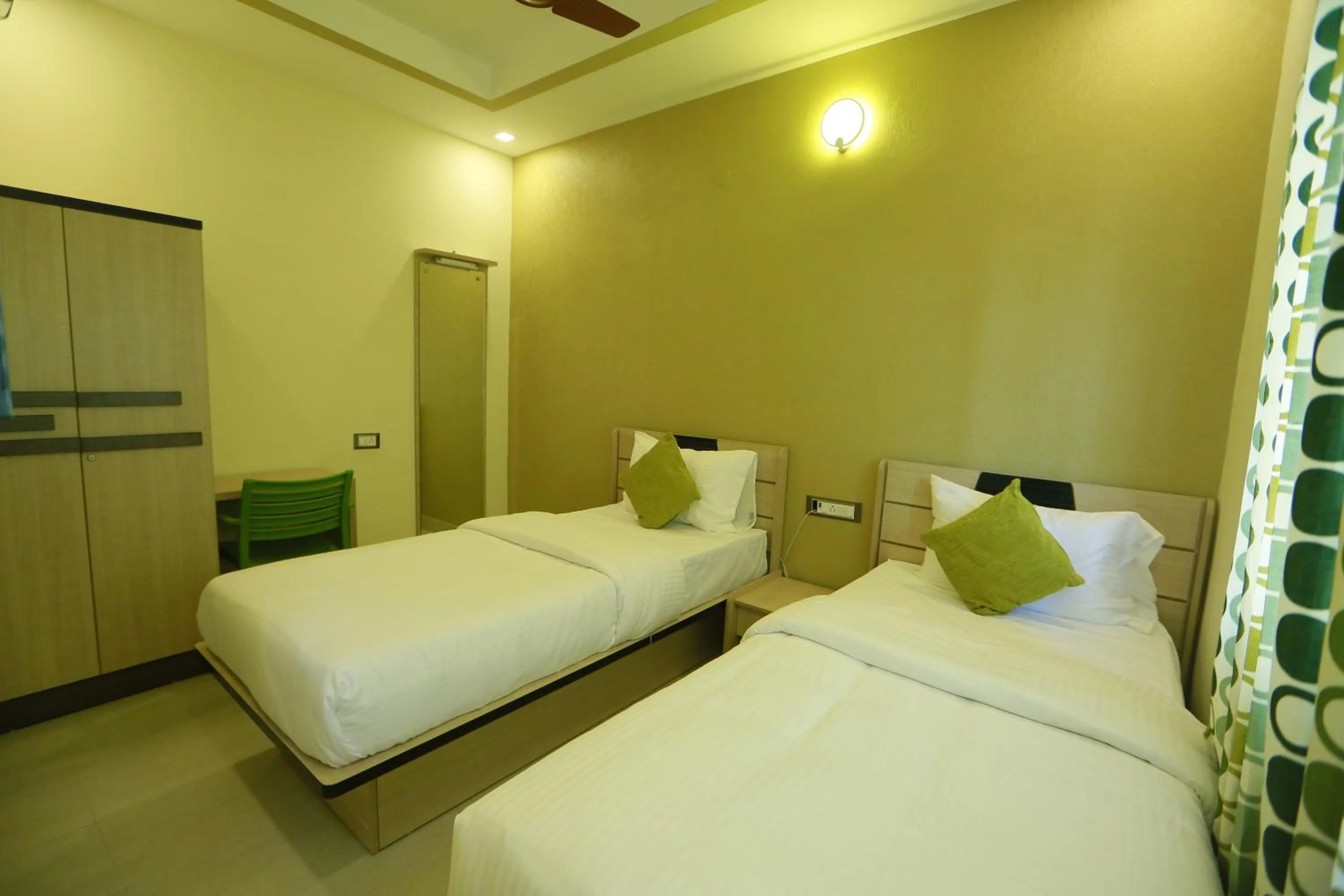 Bedroom, Bed in Kans One