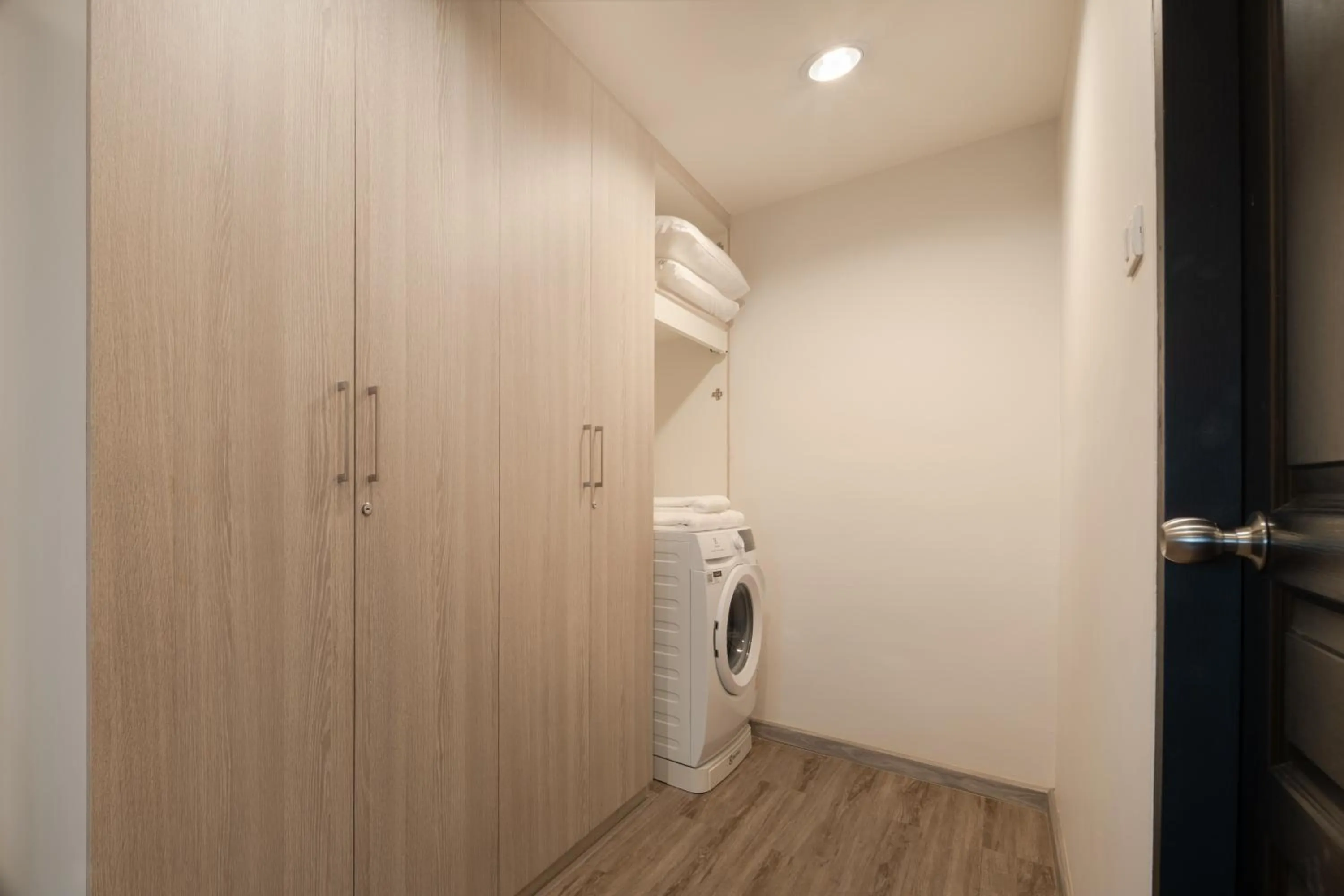 wardrobe in Aspira Residence Ruamrudee