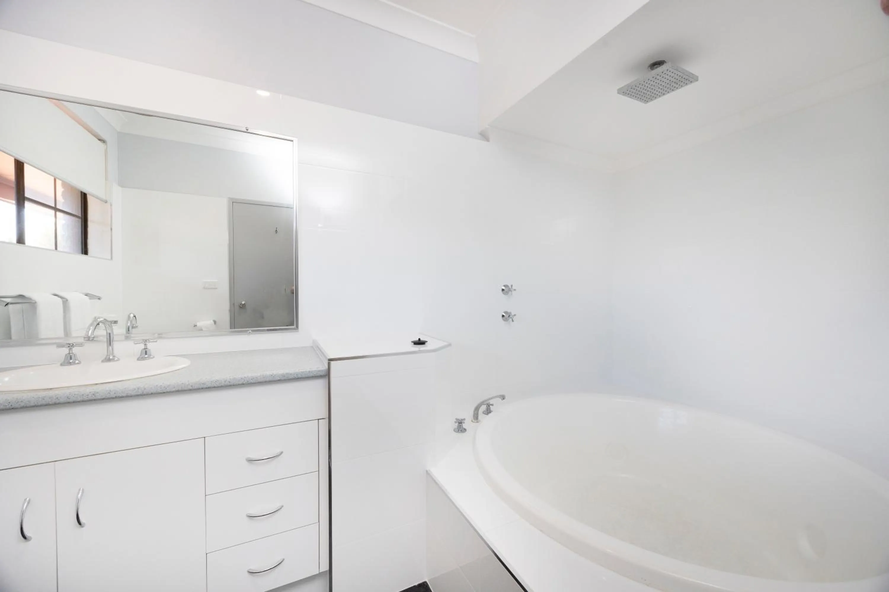 Bath in Island Palms Motor Inn