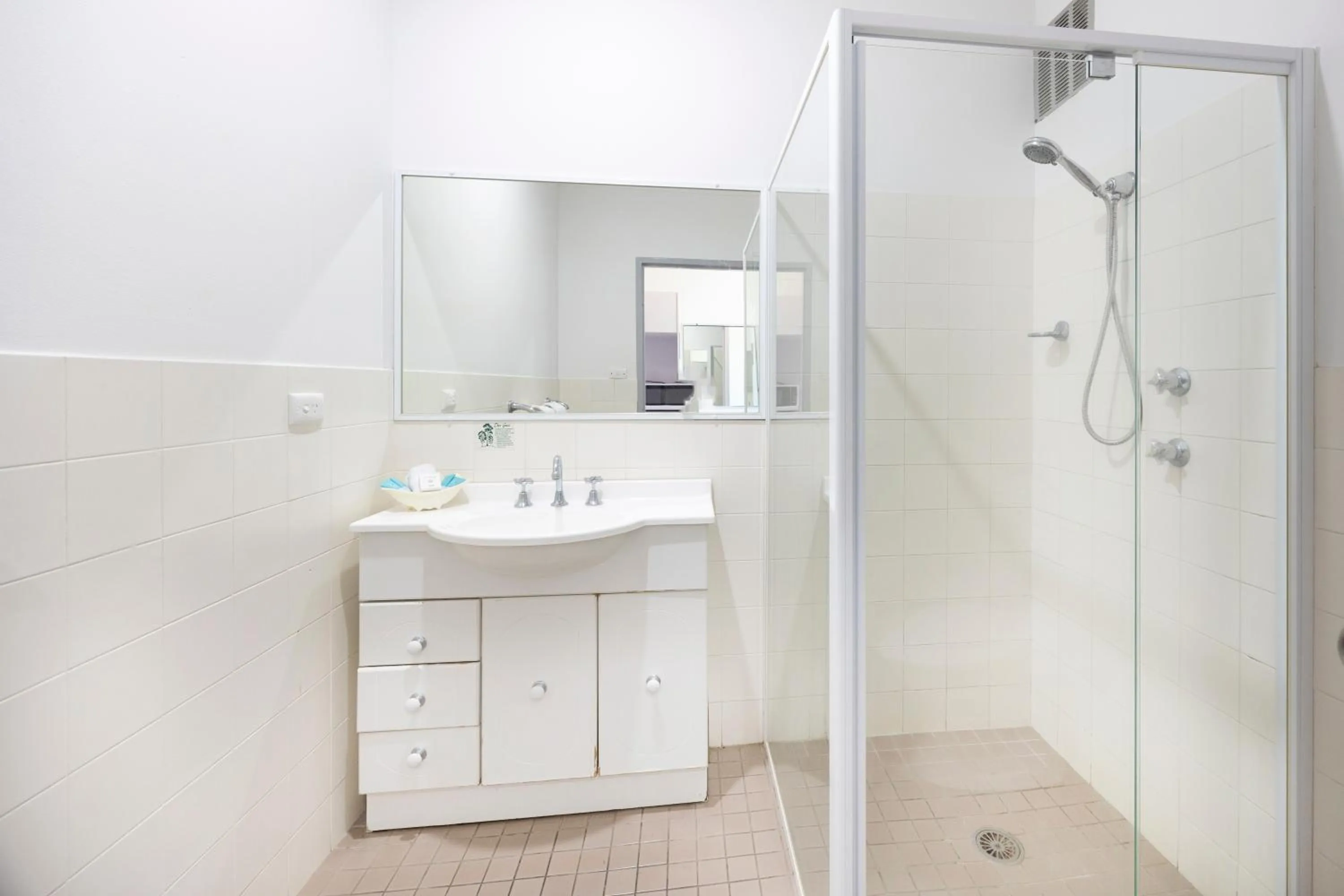 Bathroom in Island Palms Motor Inn