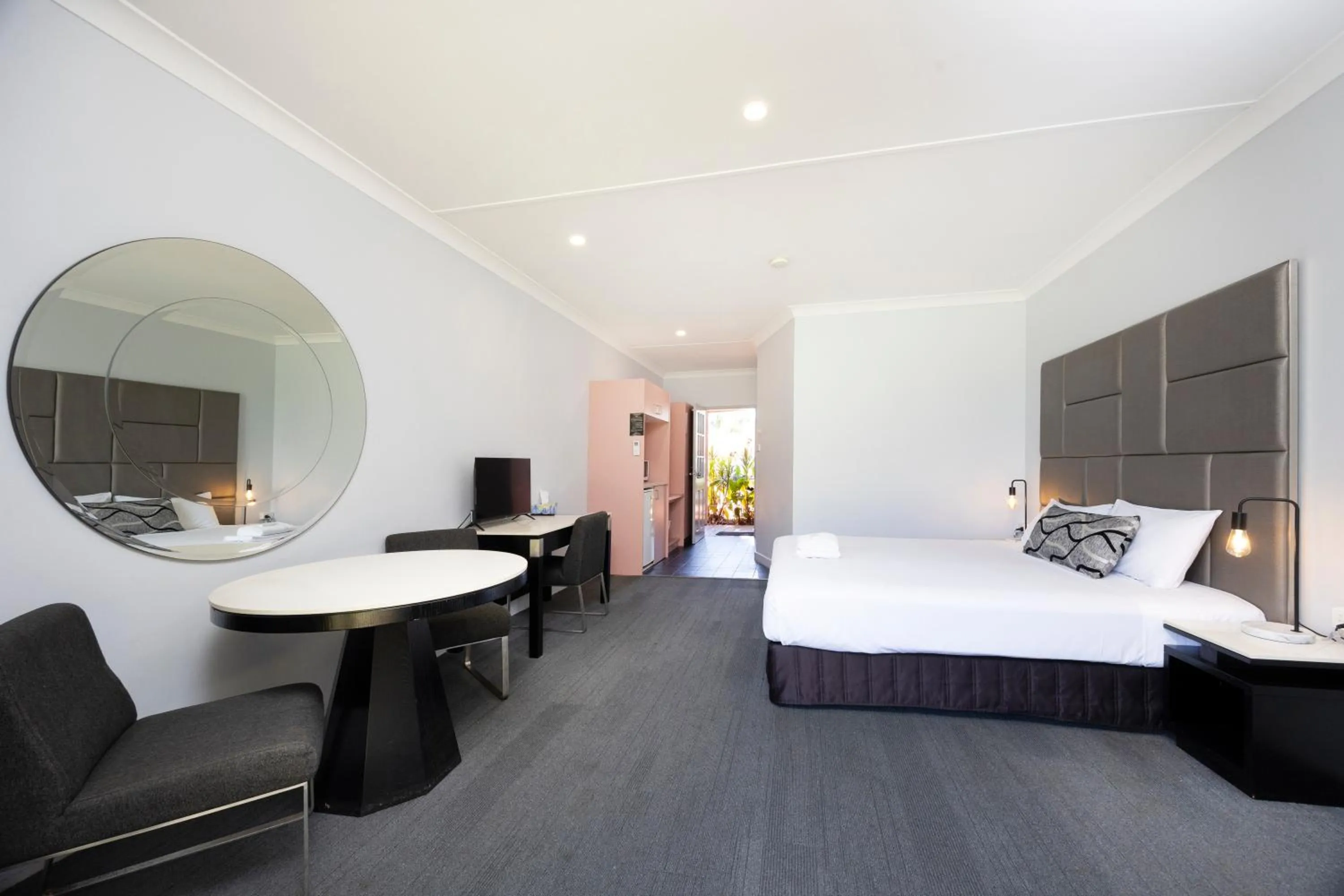 Photo of the whole room, Bed in Island Palms Motor Inn