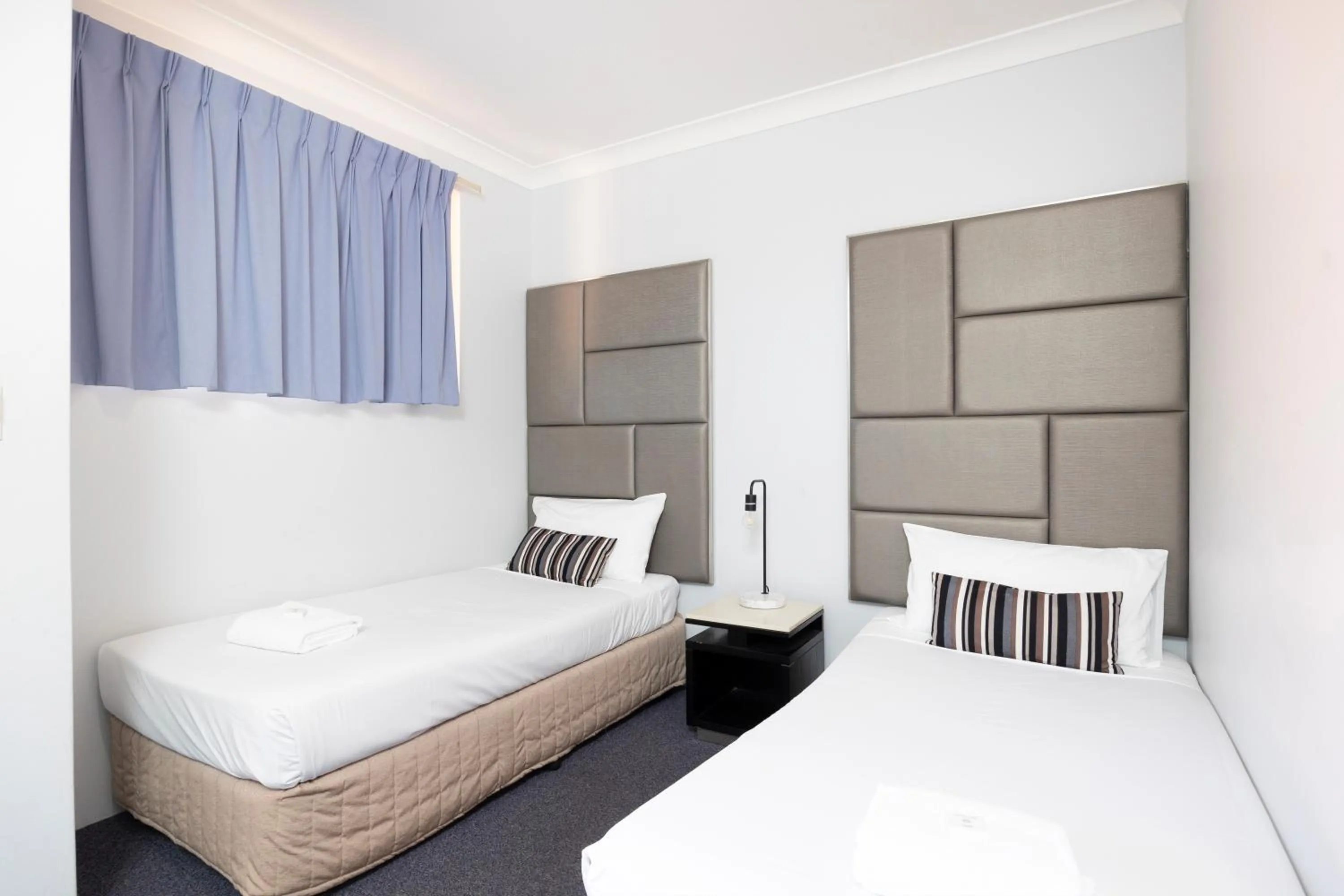 Bedroom, Bed in Island Palms Motor Inn