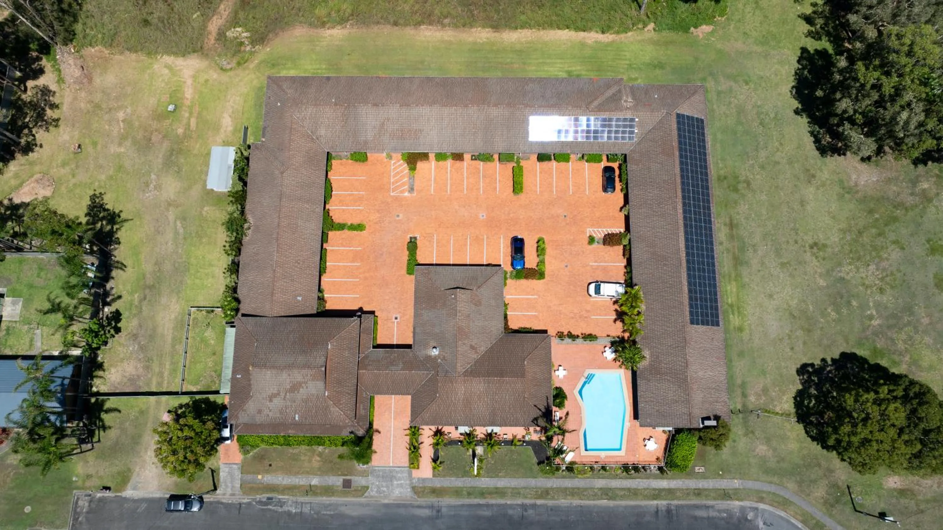 Property building in Island Palms Motor Inn