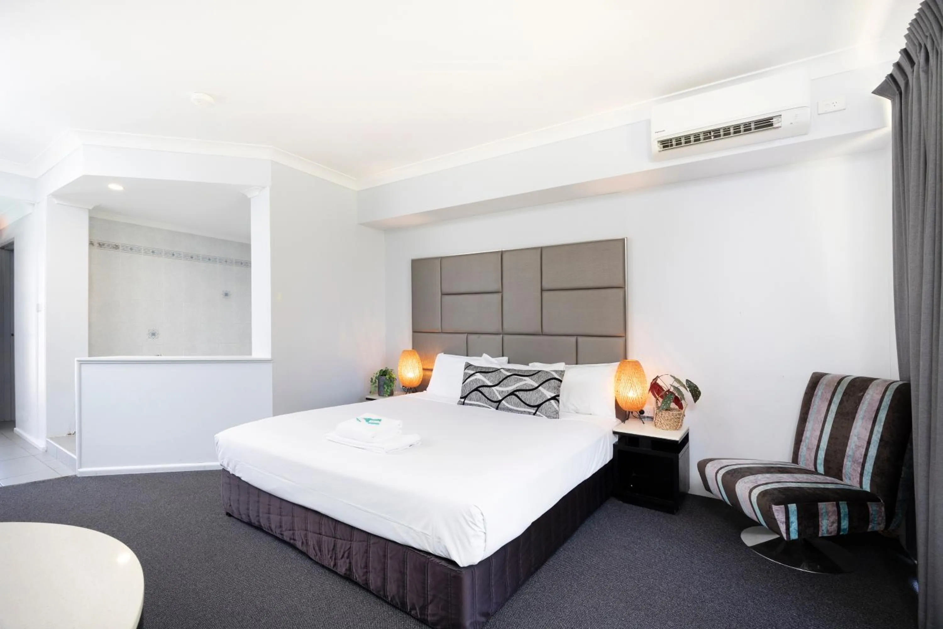 Photo of the whole room, Bed in Island Palms Motor Inn