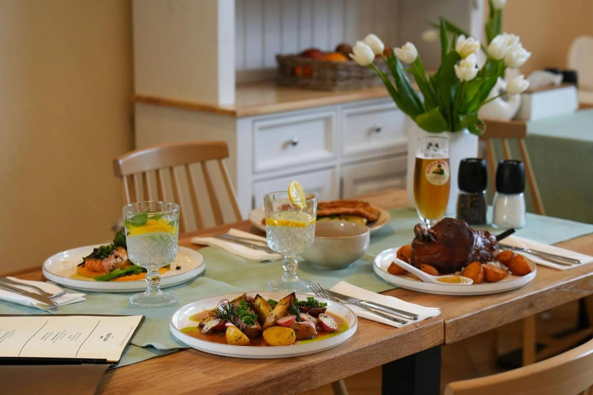 Restaurant/places to eat in Hotel Boss