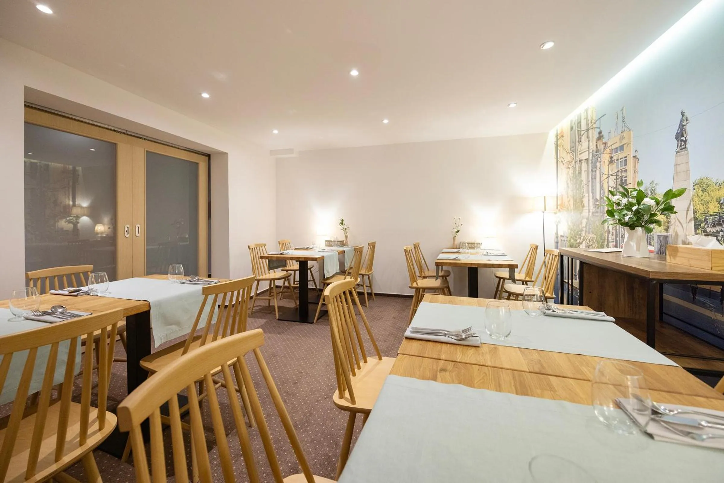 Restaurant/places to eat in Hotel Boss