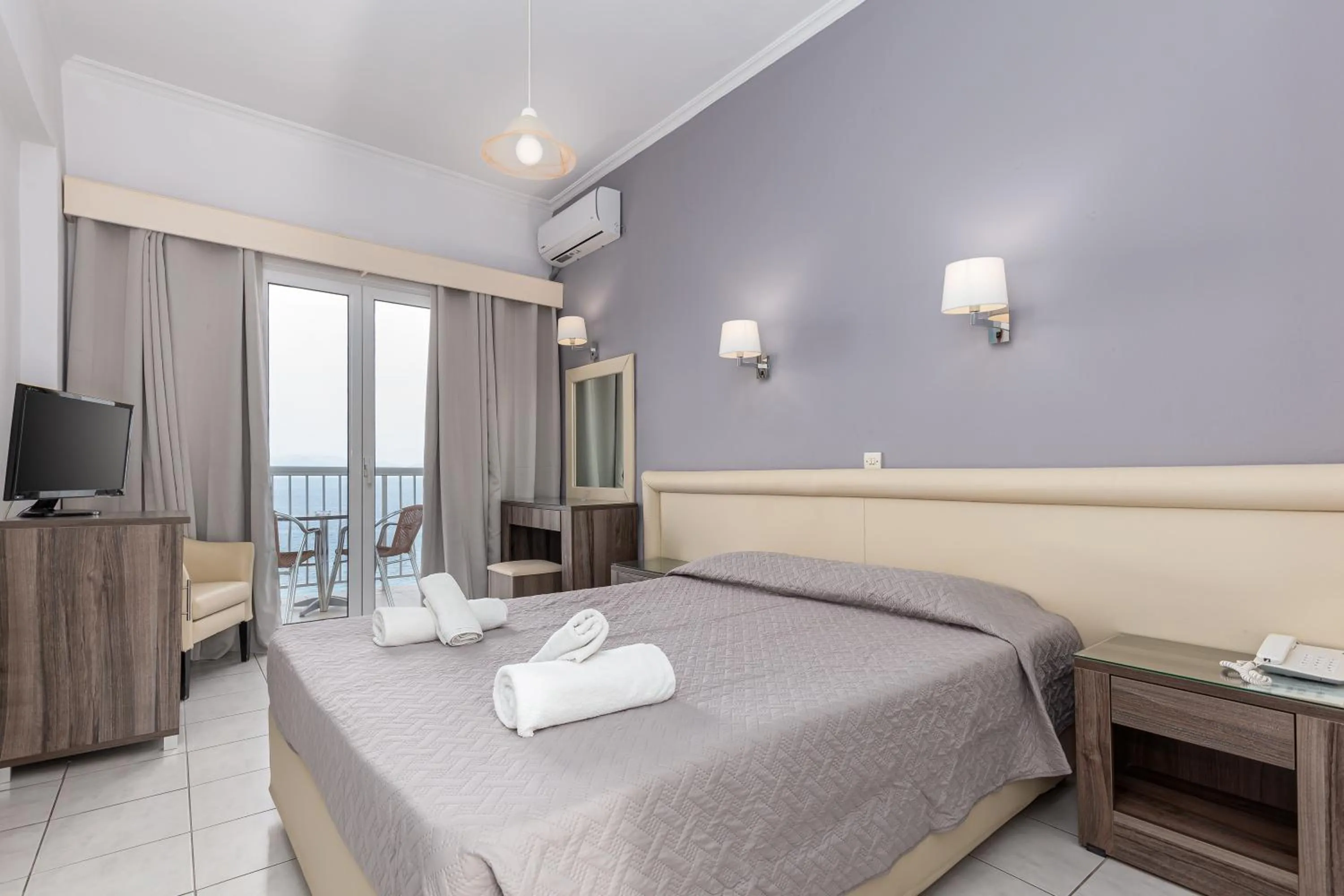 Photo of the whole room, Bed in Oasis Hotel