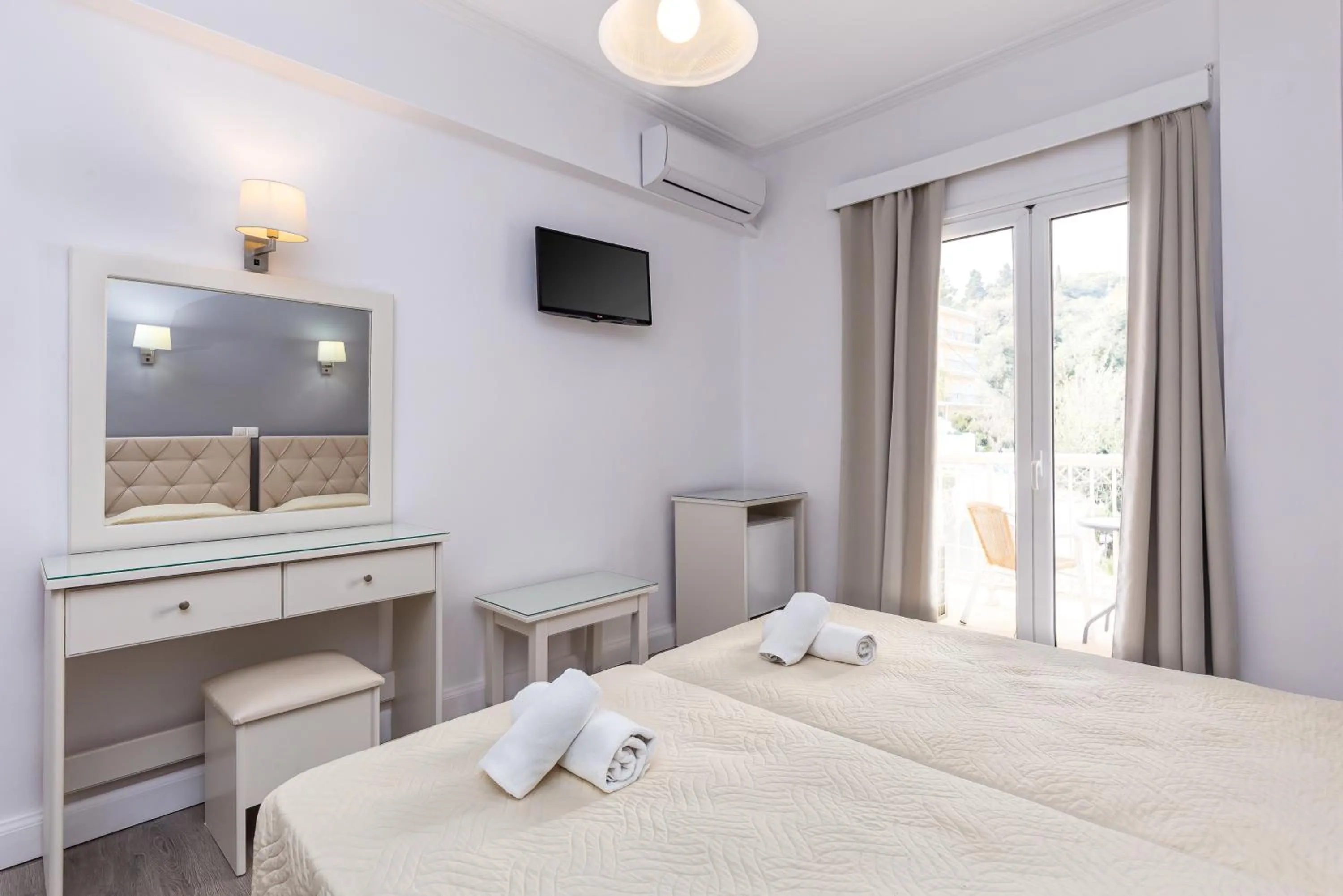 Bedroom, Bed in Oasis Hotel