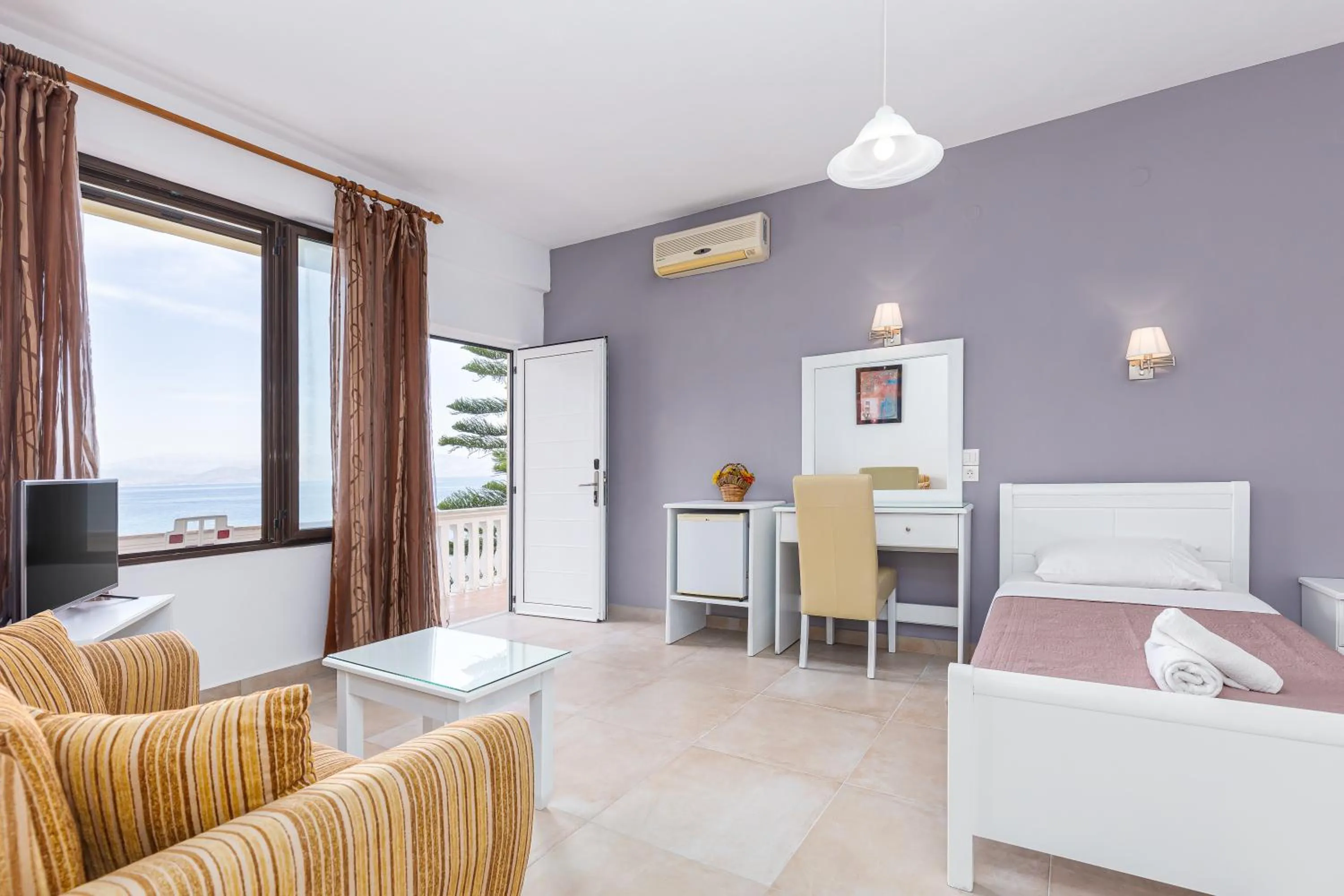 Bedroom, Bed in Oasis Hotel