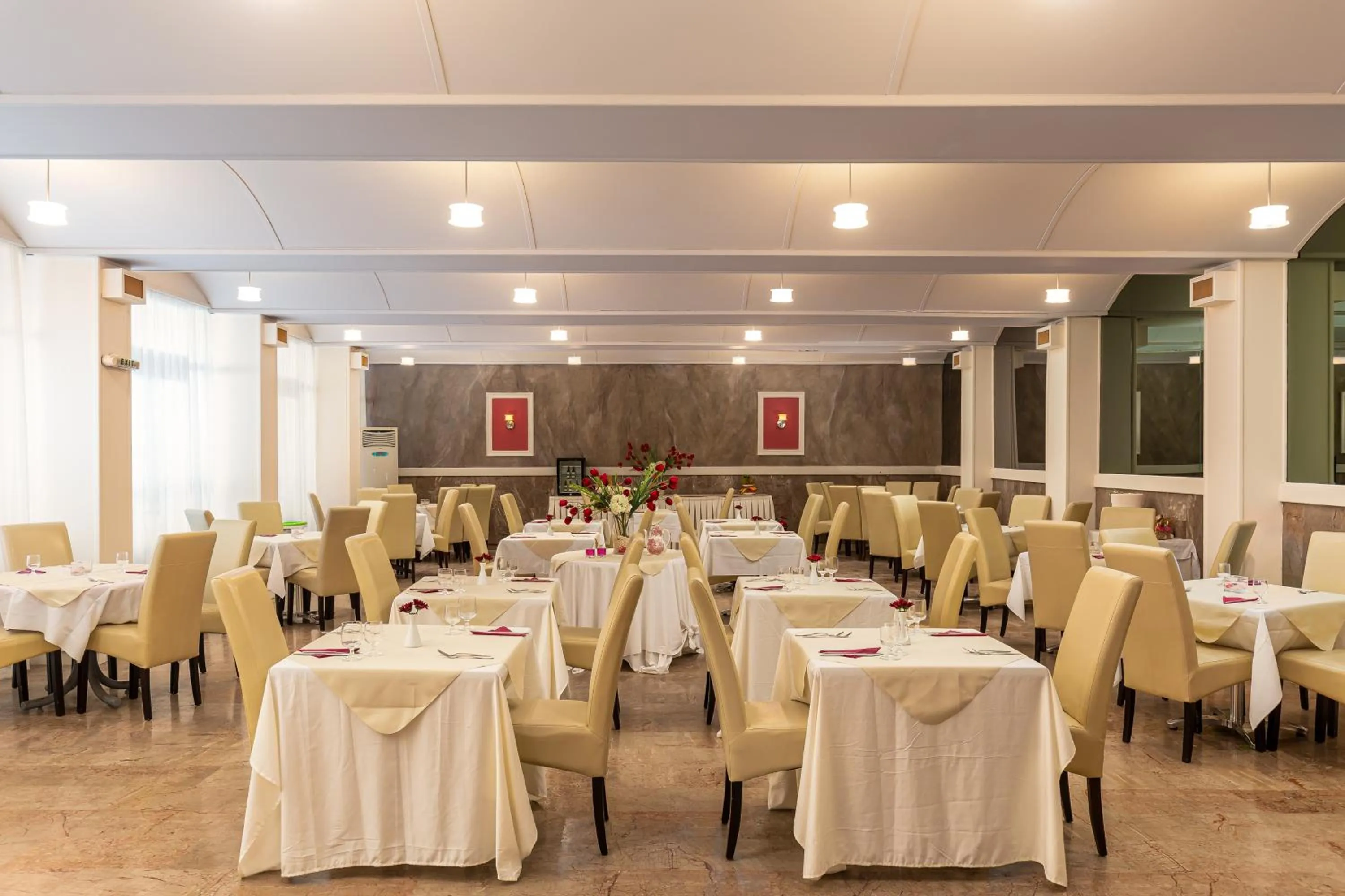 Restaurant/places to eat in Oasis Hotel