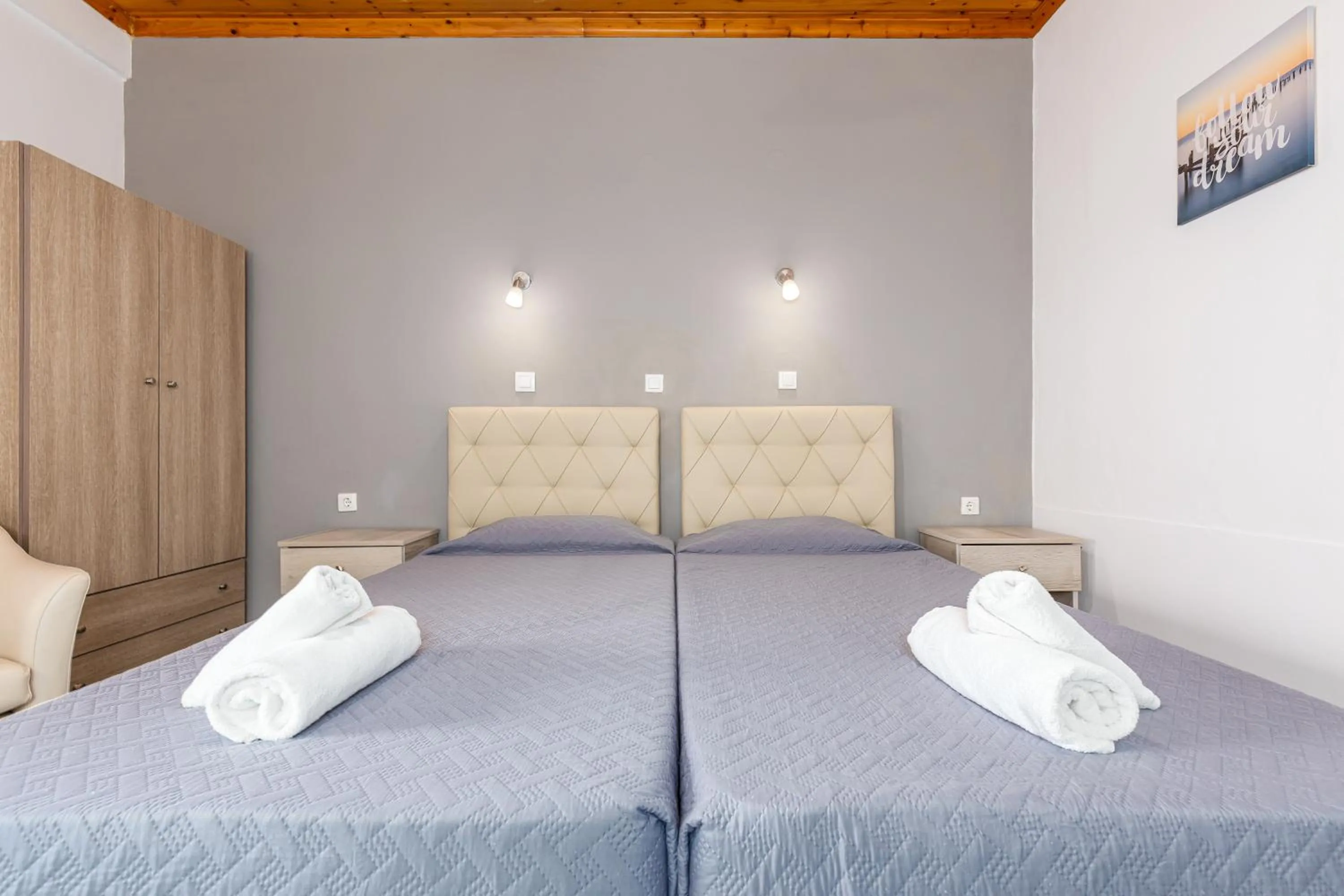 Bedroom, Bed in Oasis Hotel