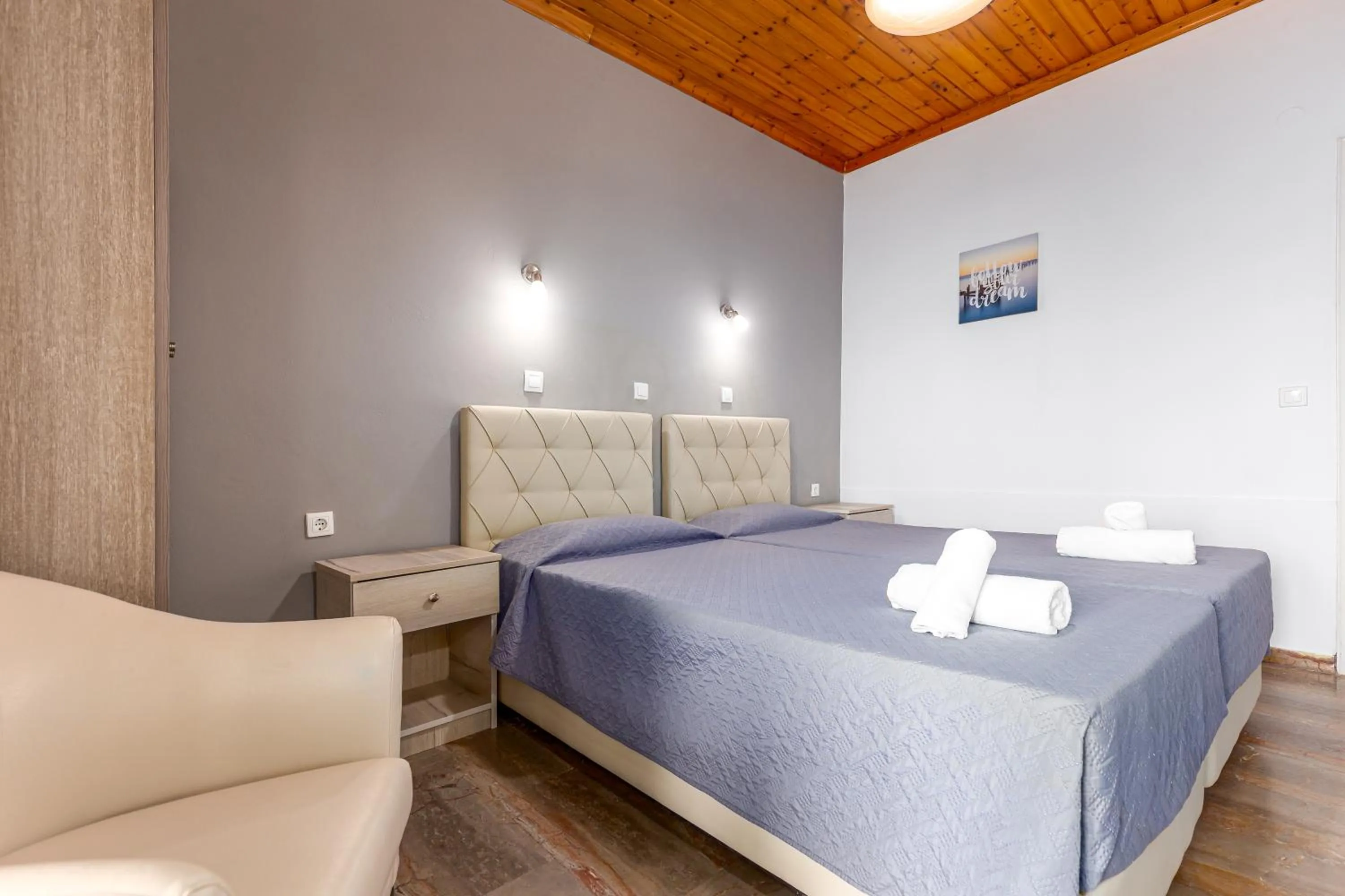 Bedroom, Bed in Oasis Hotel