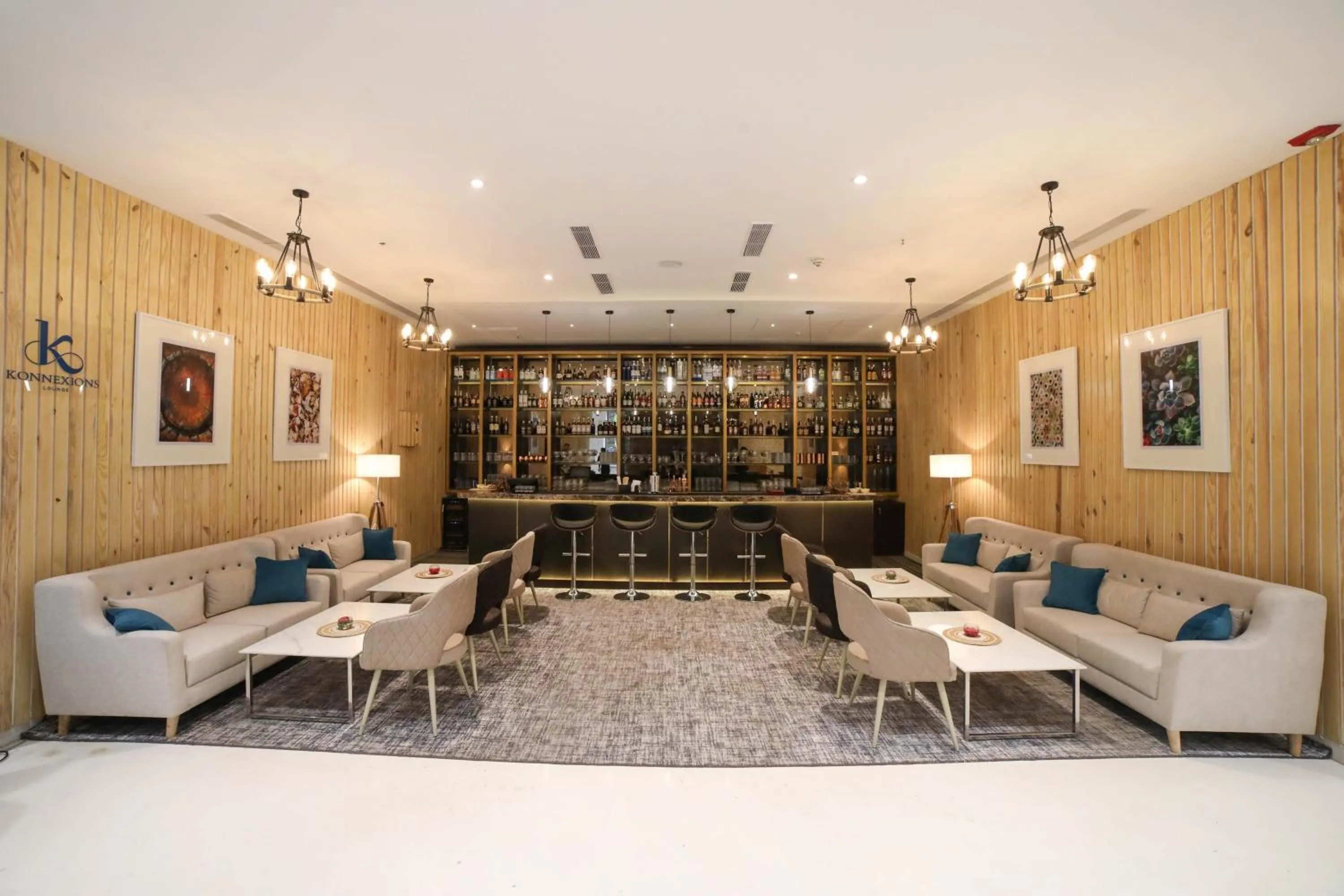 Lounge or bar in Crowne Plaza Pune City Centre by IHG