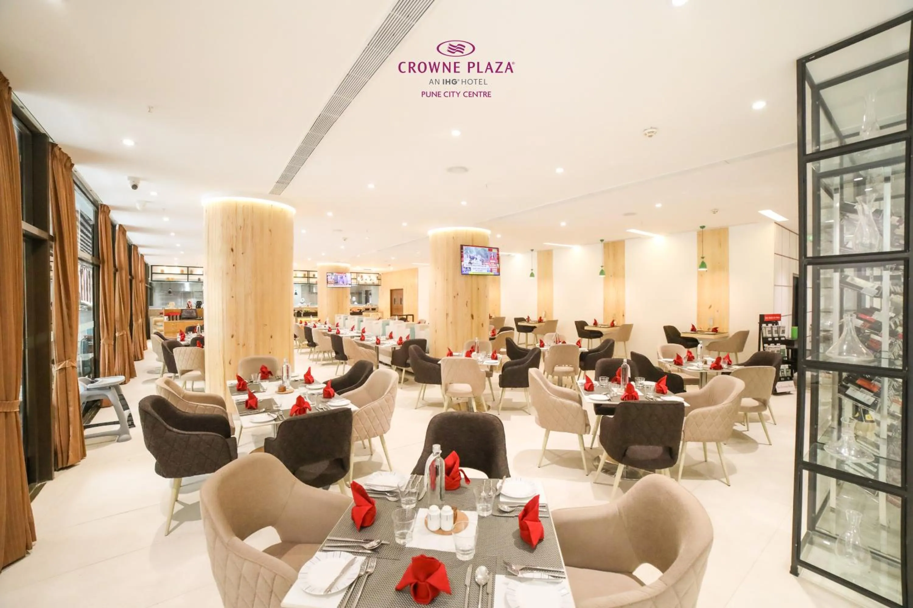 Restaurant/places to eat in Crowne Plaza Pune City Centre by IHG
