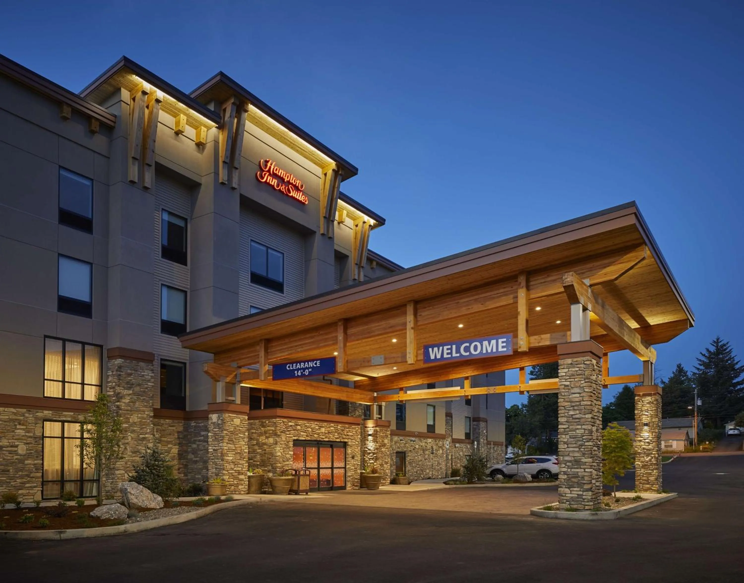 Property building in Hampton Inn & Suites Roseburg
