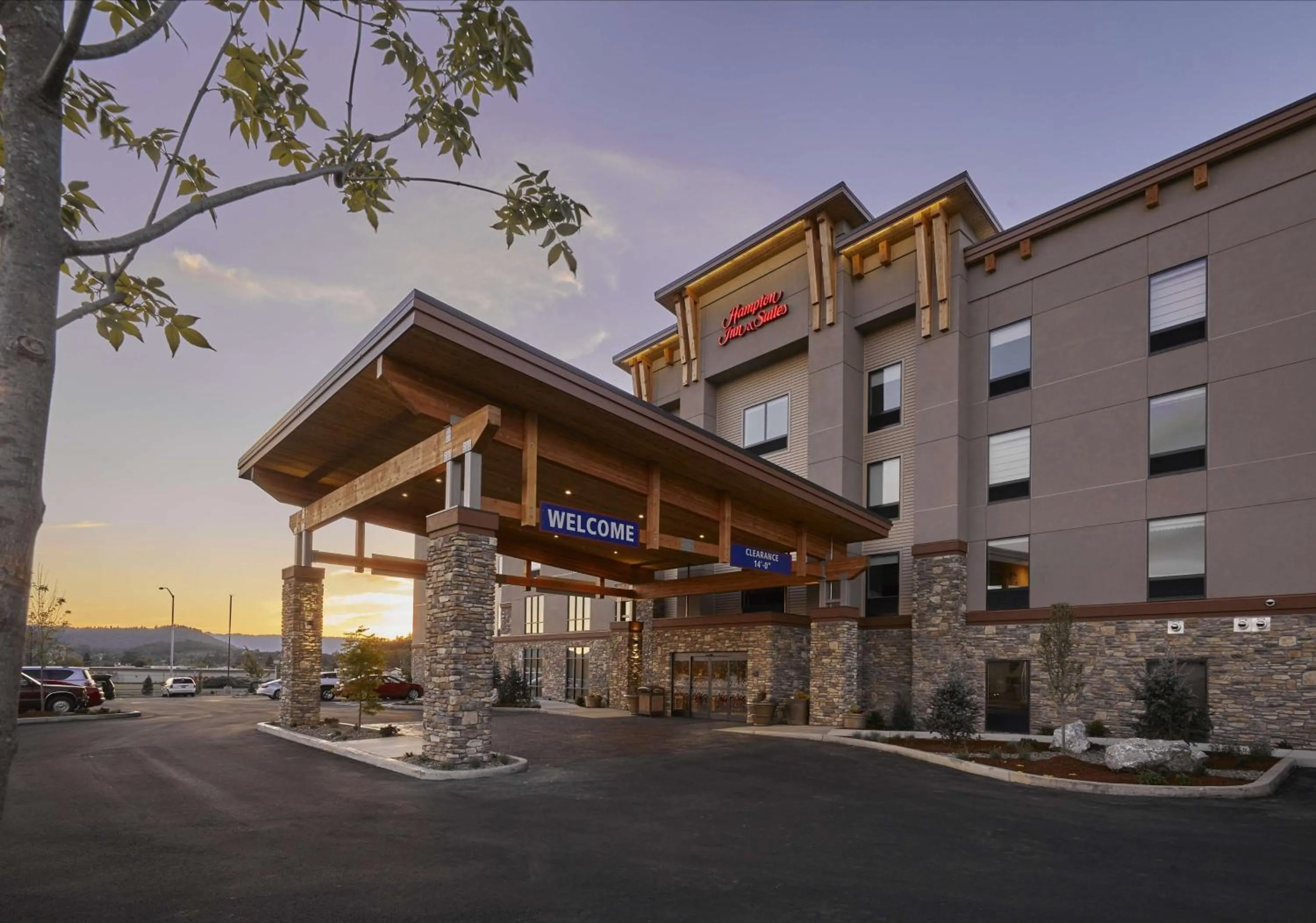 Property building in Hampton Inn & Suites Roseburg