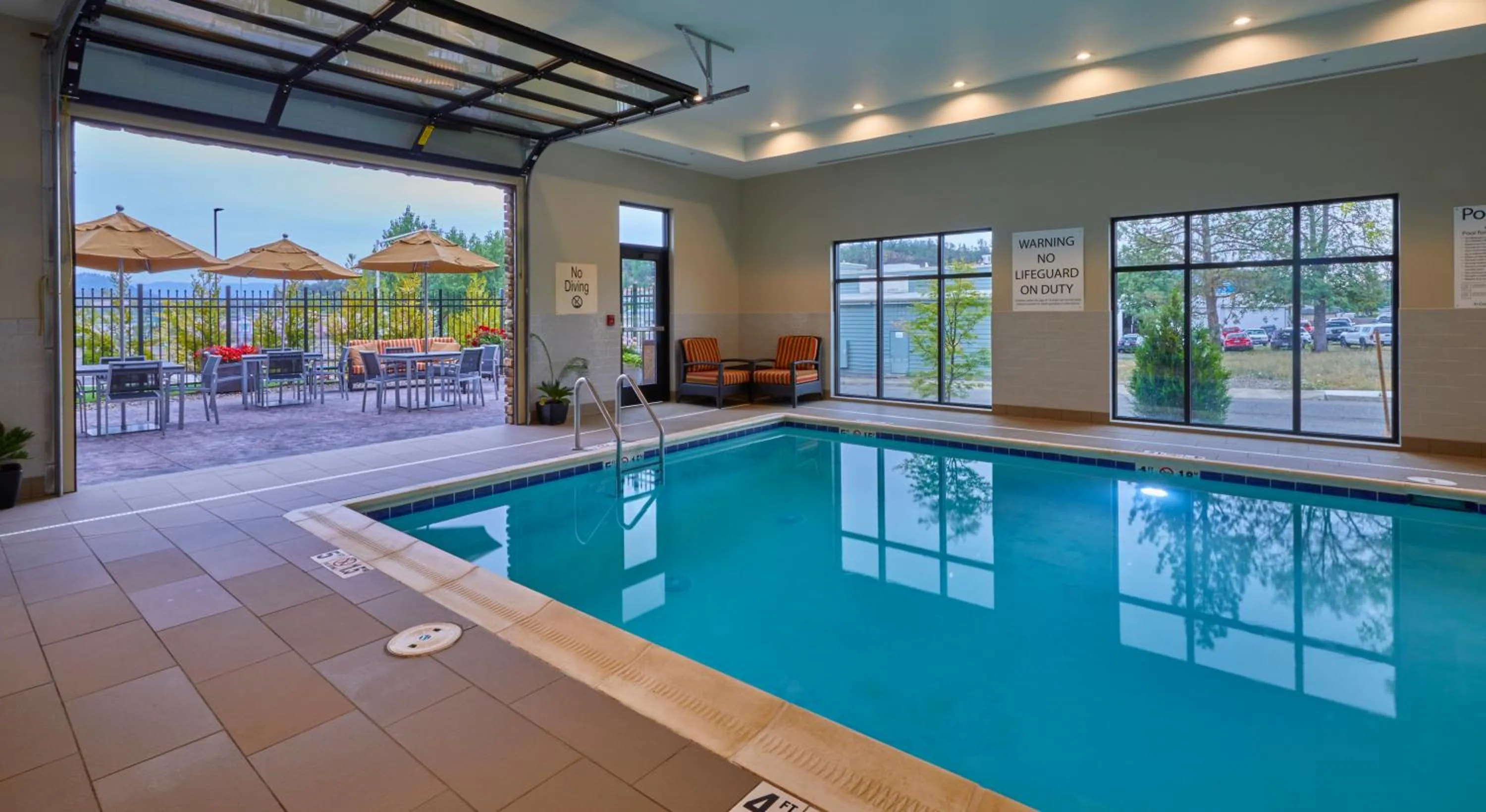Swimming pool in Hampton Inn & Suites Roseburg