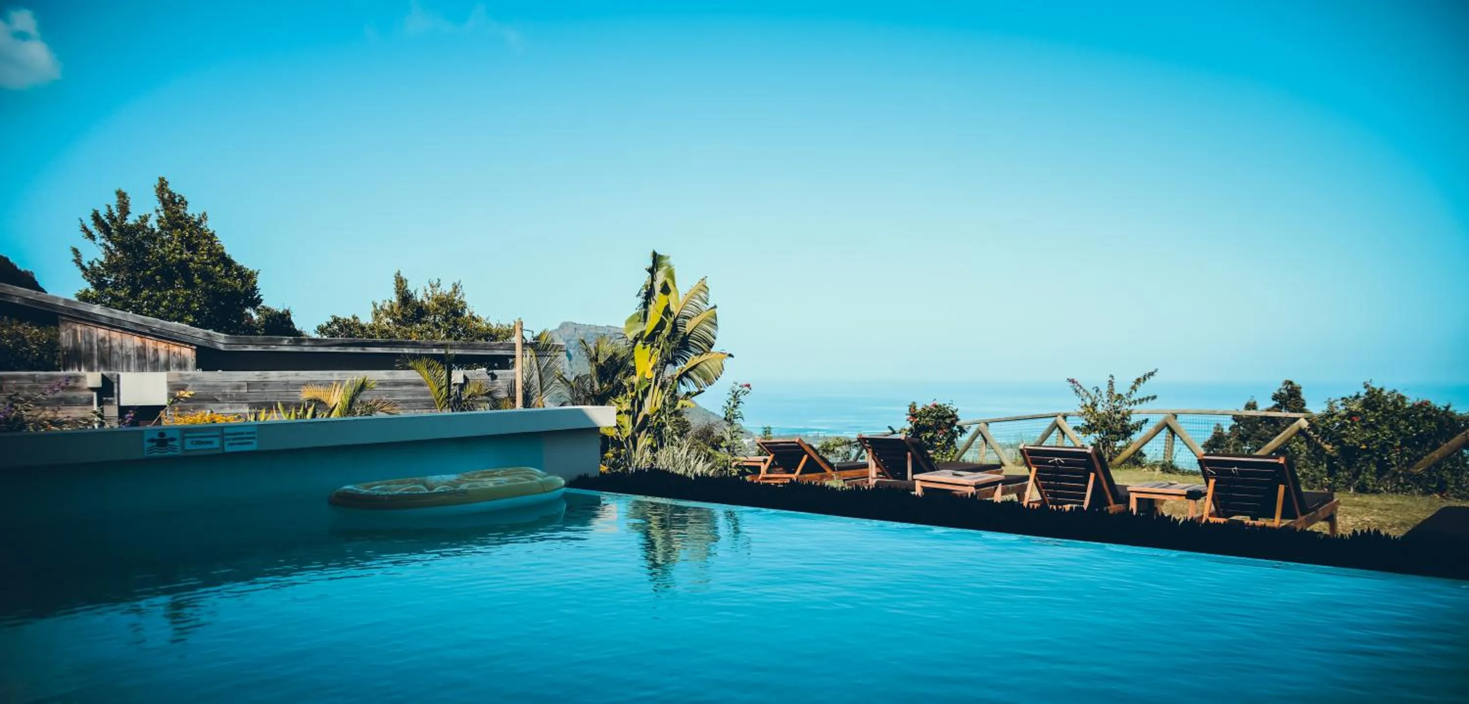 Pool view in Hotel Chalets Chamarel