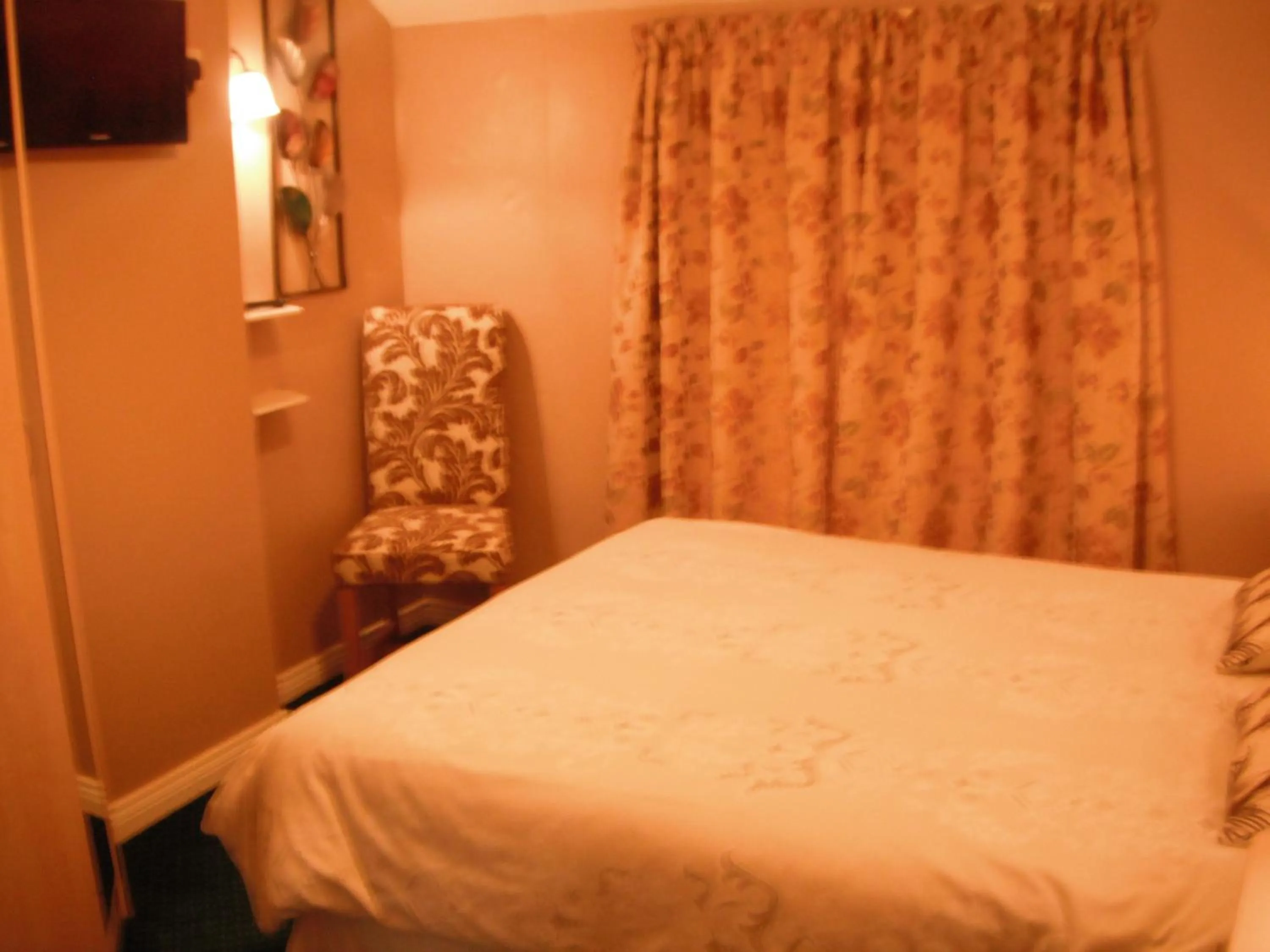 Bed in Castlemaine House B&B