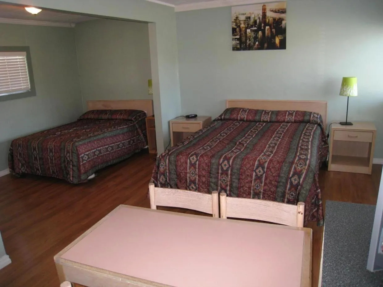 Bed in Beach Grove Motel