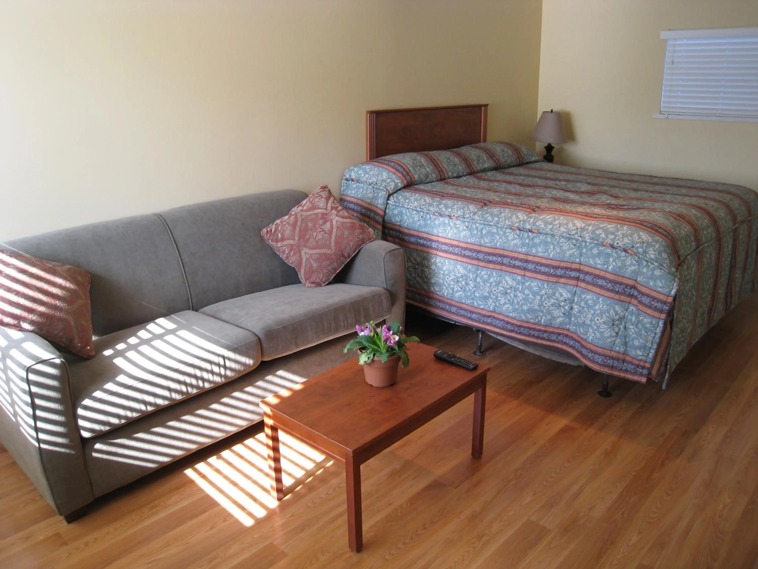 Bed in Beach Grove Motel