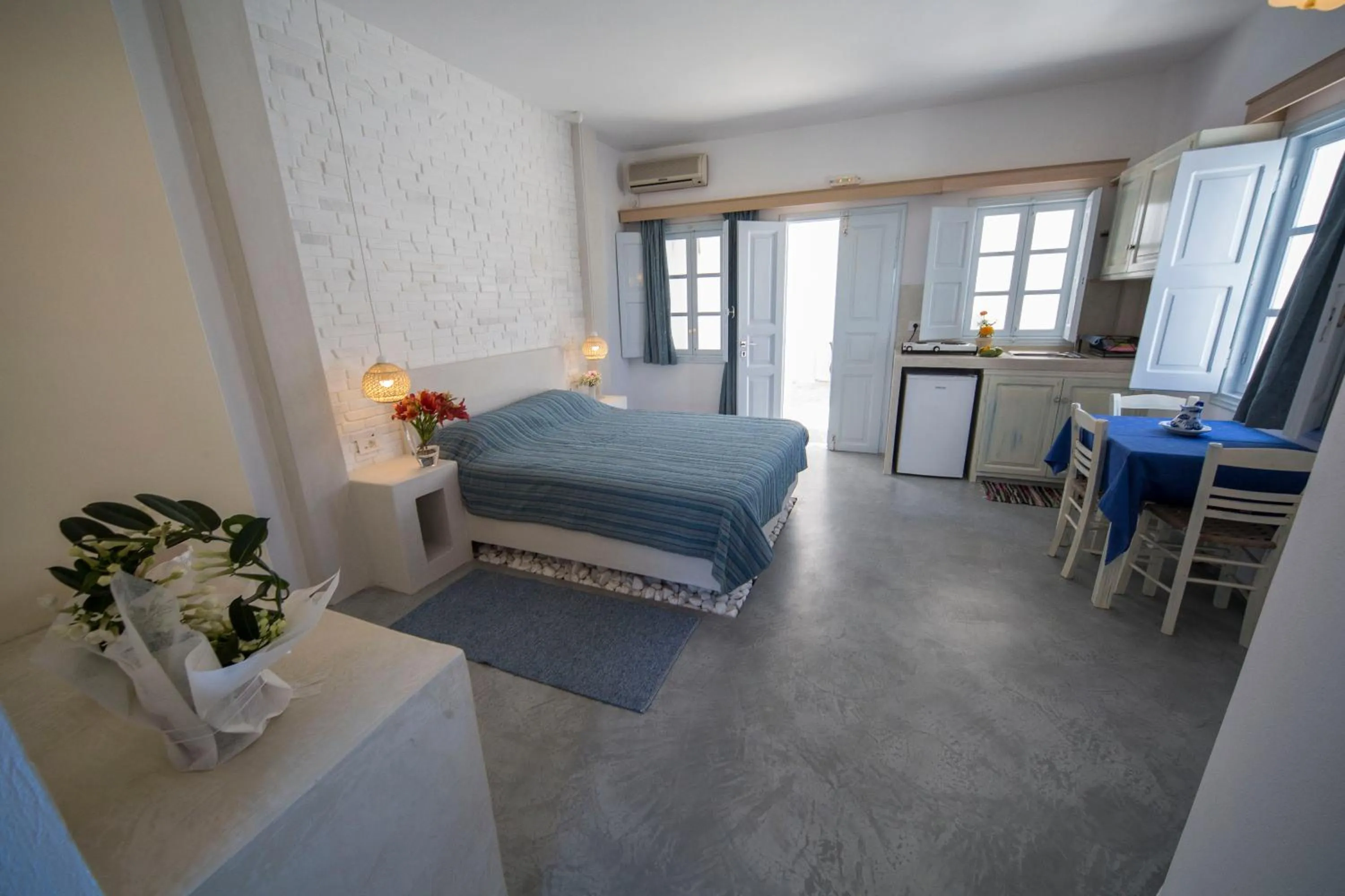 Photo of the whole room, Bed in Ianthe Apartments & Villa