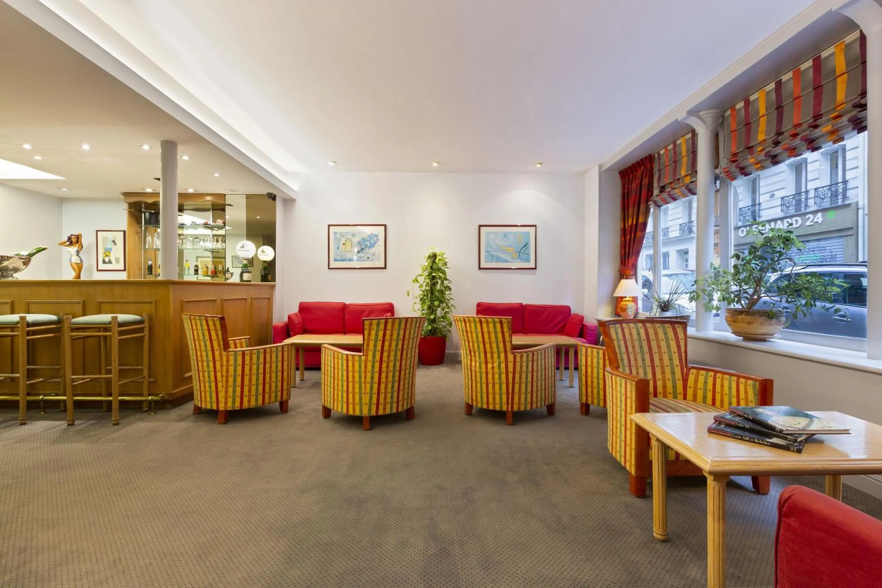 Communal lounge/ TV room in Résidence du Pré