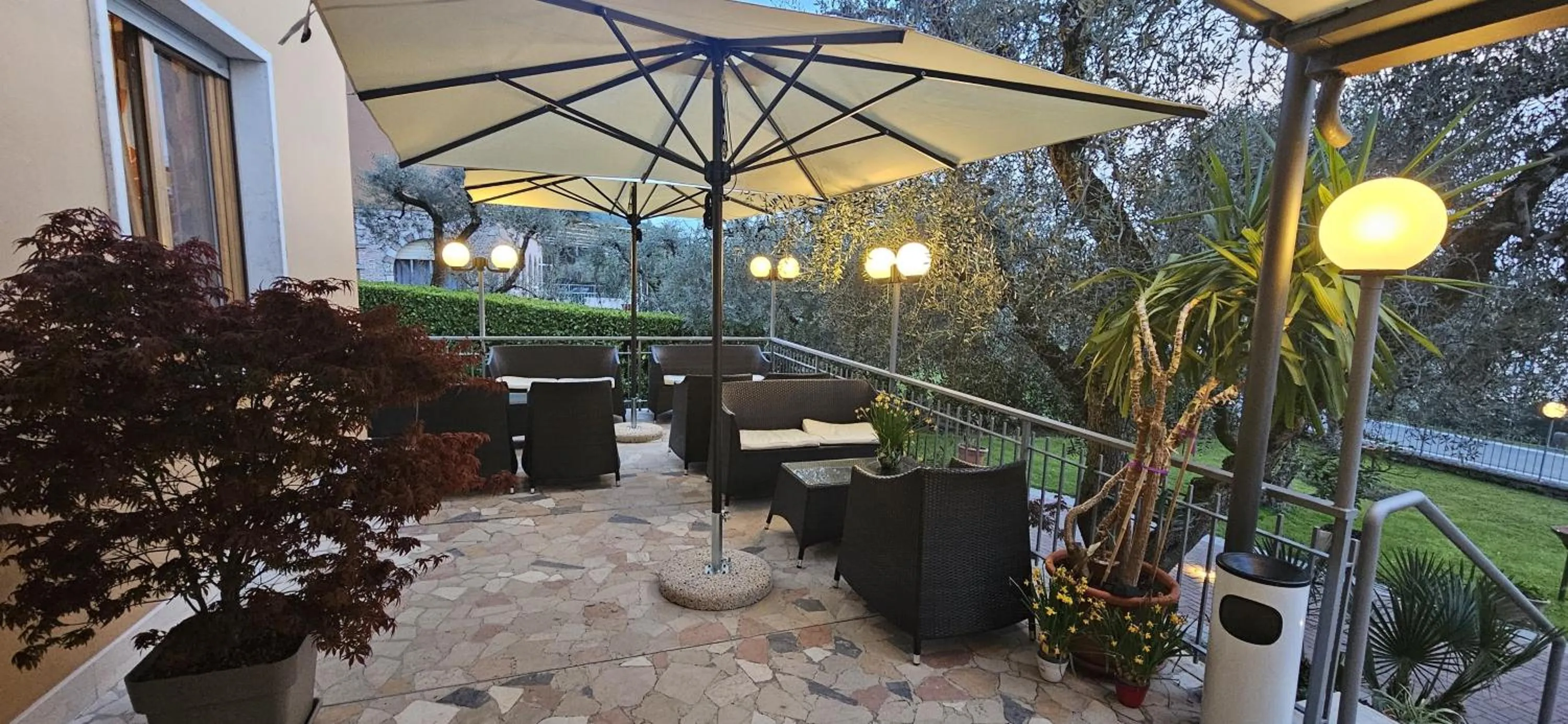 Restaurant/places to eat in Hotel Garden