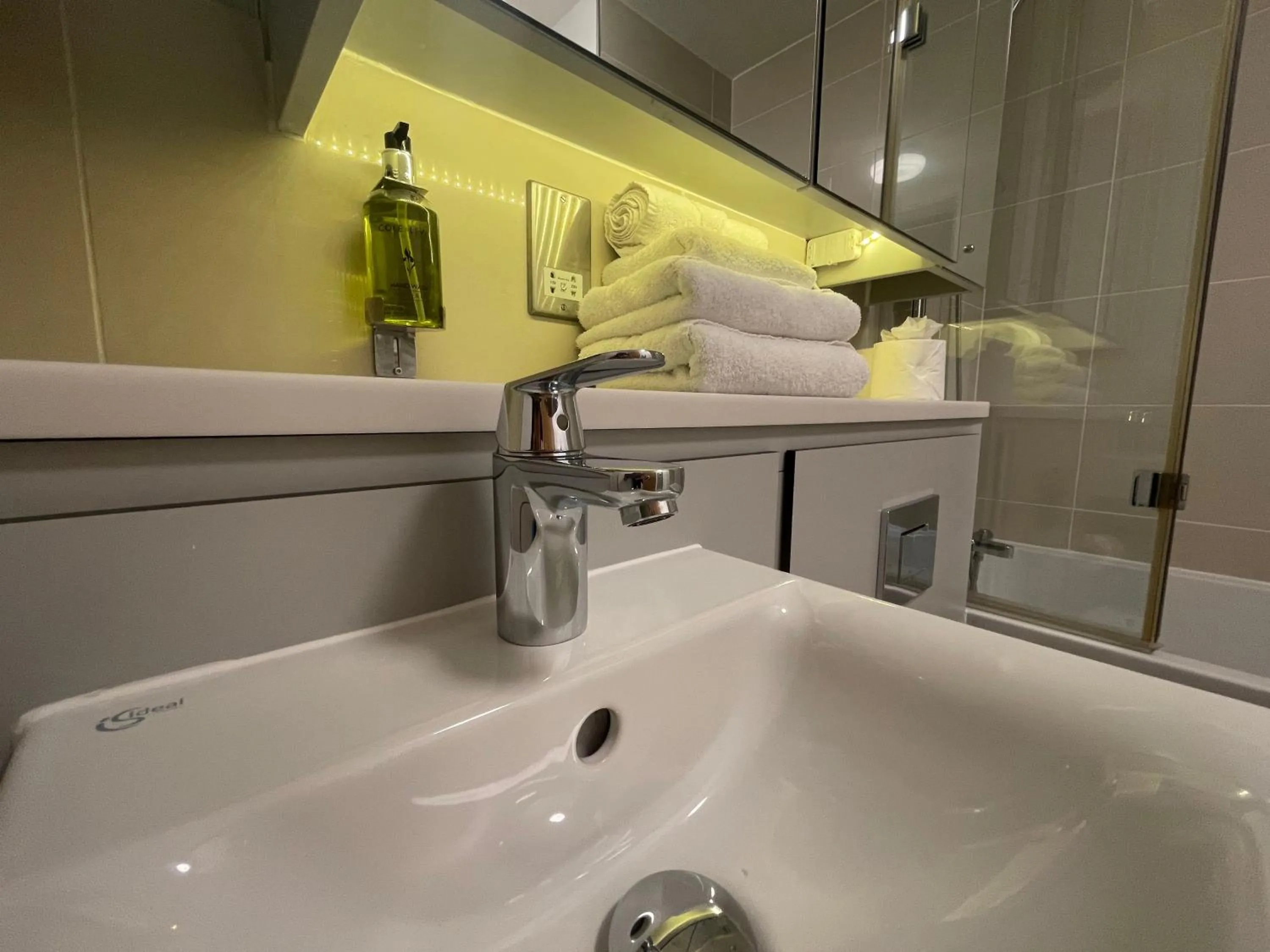 Bathroom in Quay Apartments Manchester