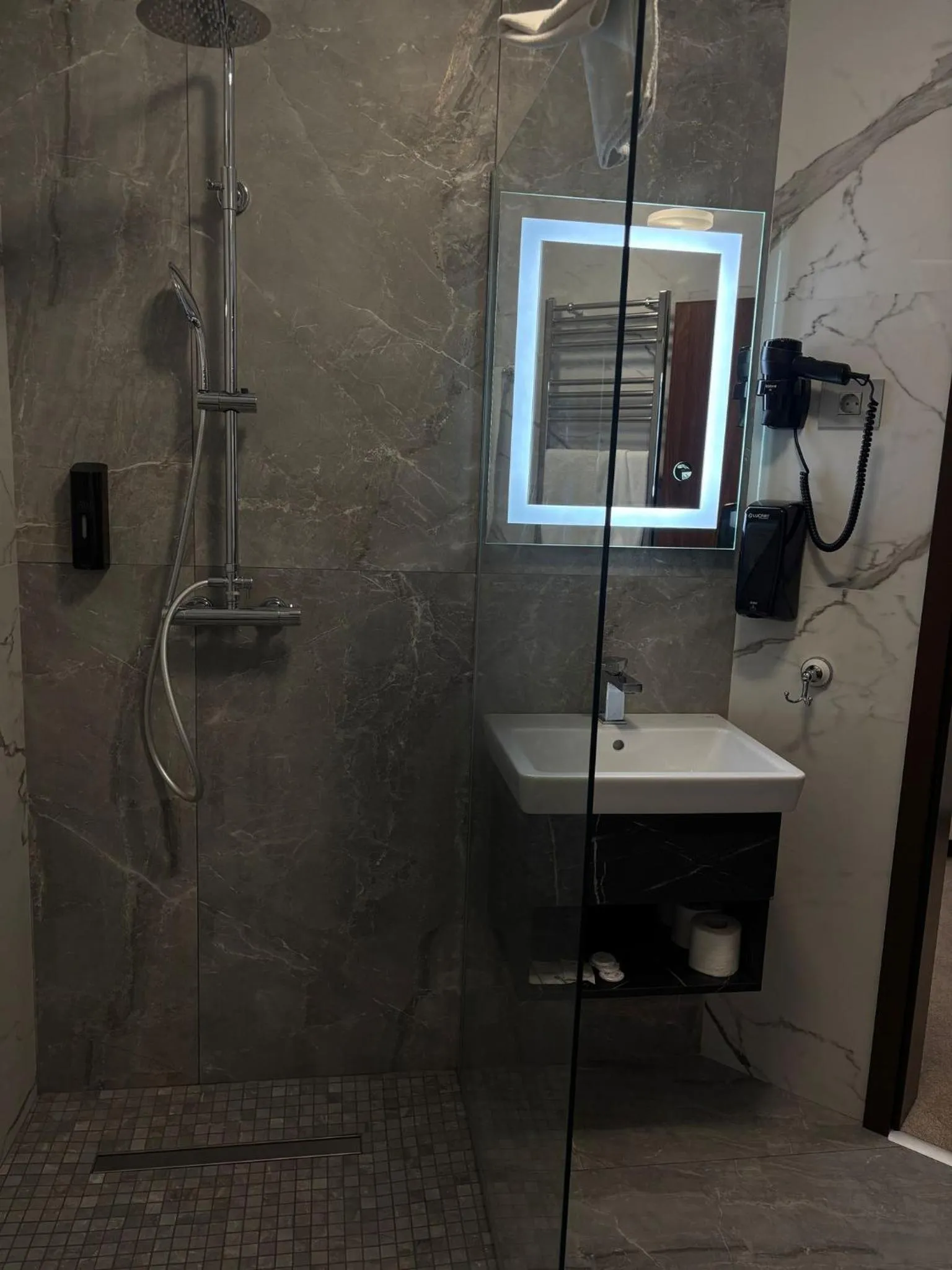 Shower in Hotel President