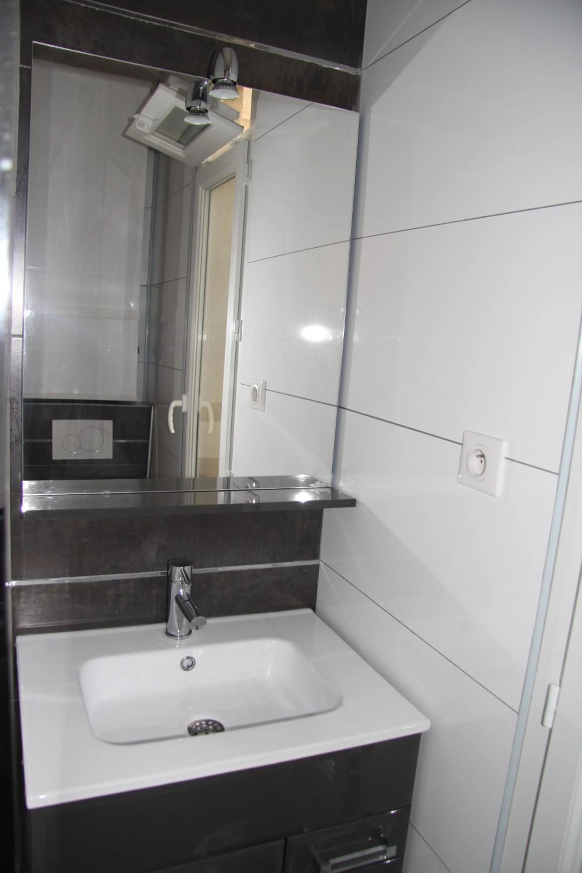 Bathroom in Bastille Hostel