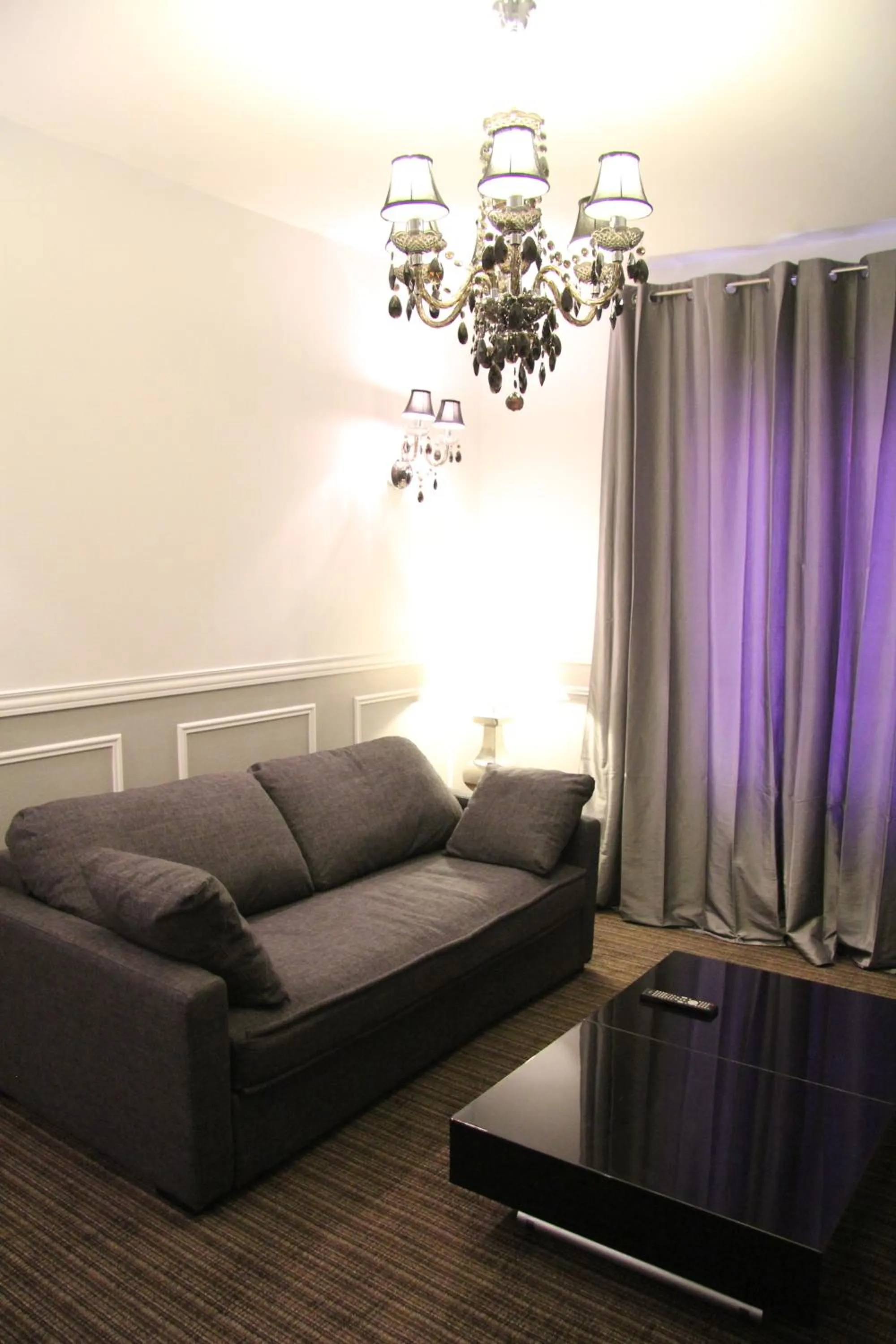 Living room in Bastille Hostel