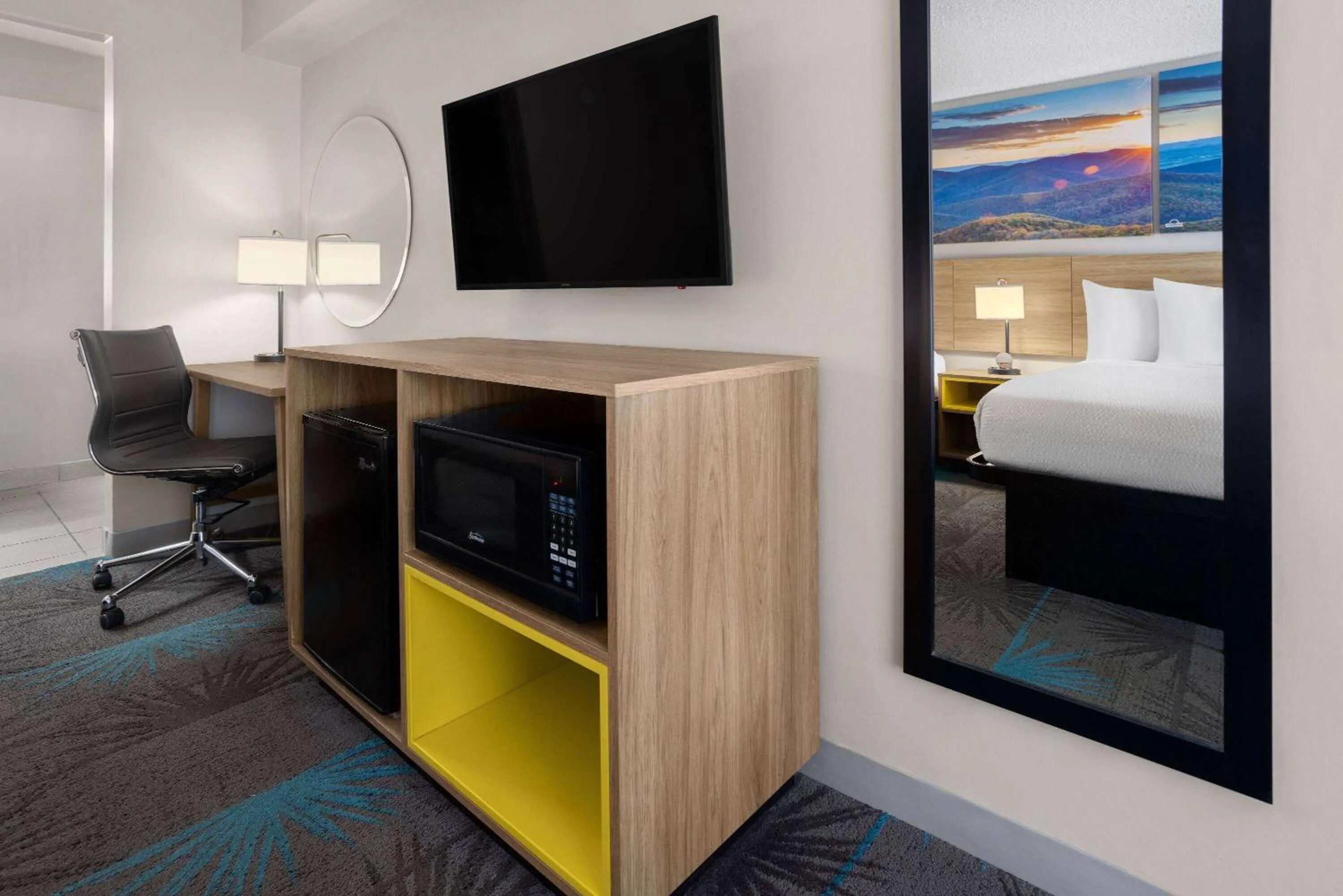 Photo of the whole room, Bed in Days Inn of Frederick by Wyndham