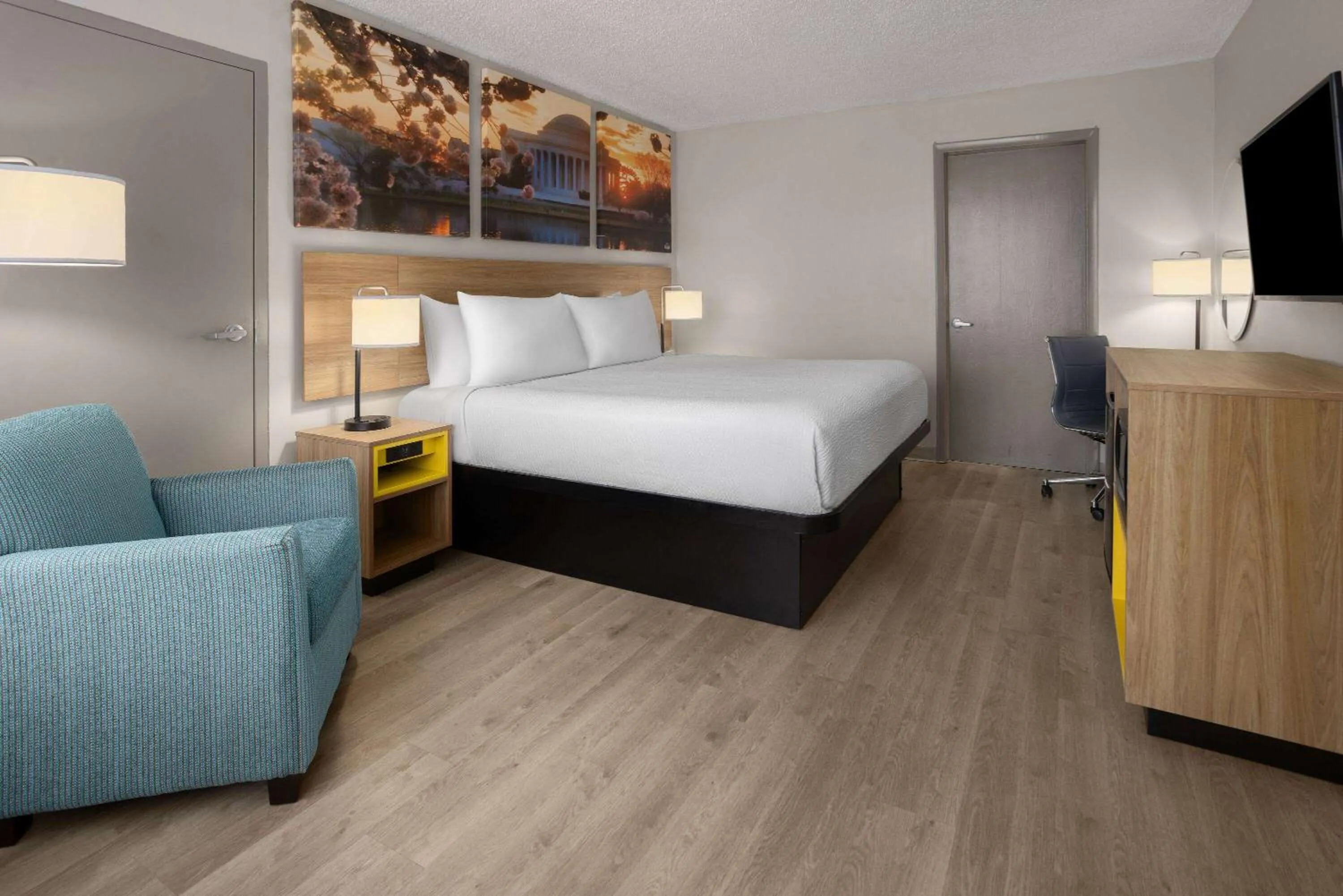 Photo of the whole room, Bed in Days Inn of Frederick by Wyndham