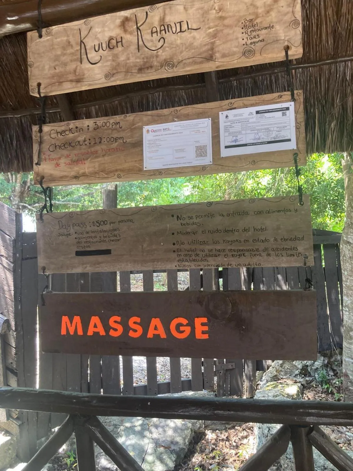 Text overlay in Villas Eco-Románticas Kúuch Ka´anil