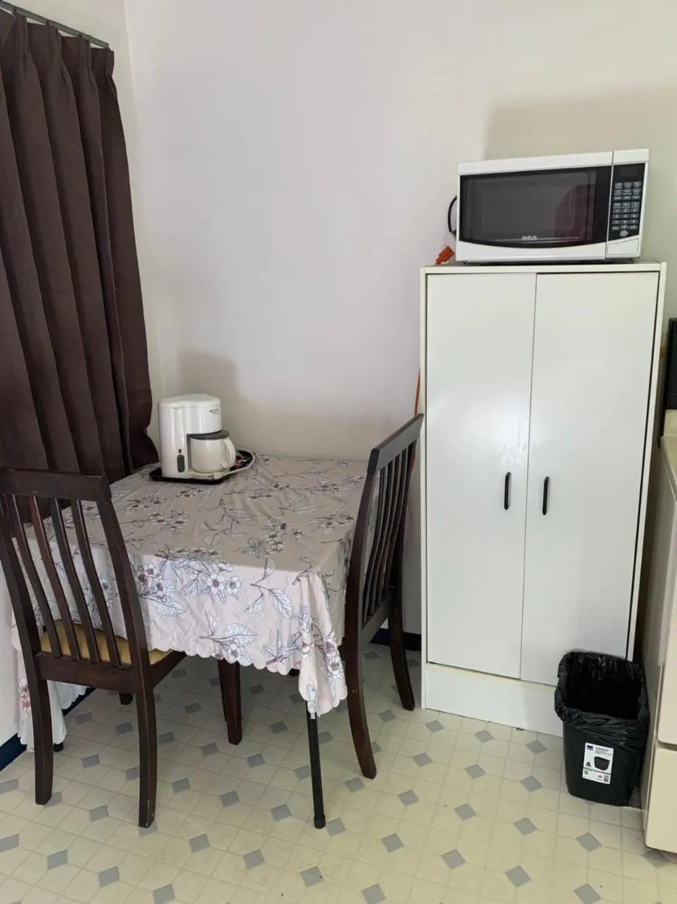 Dining area in Swiss Sunset Inn