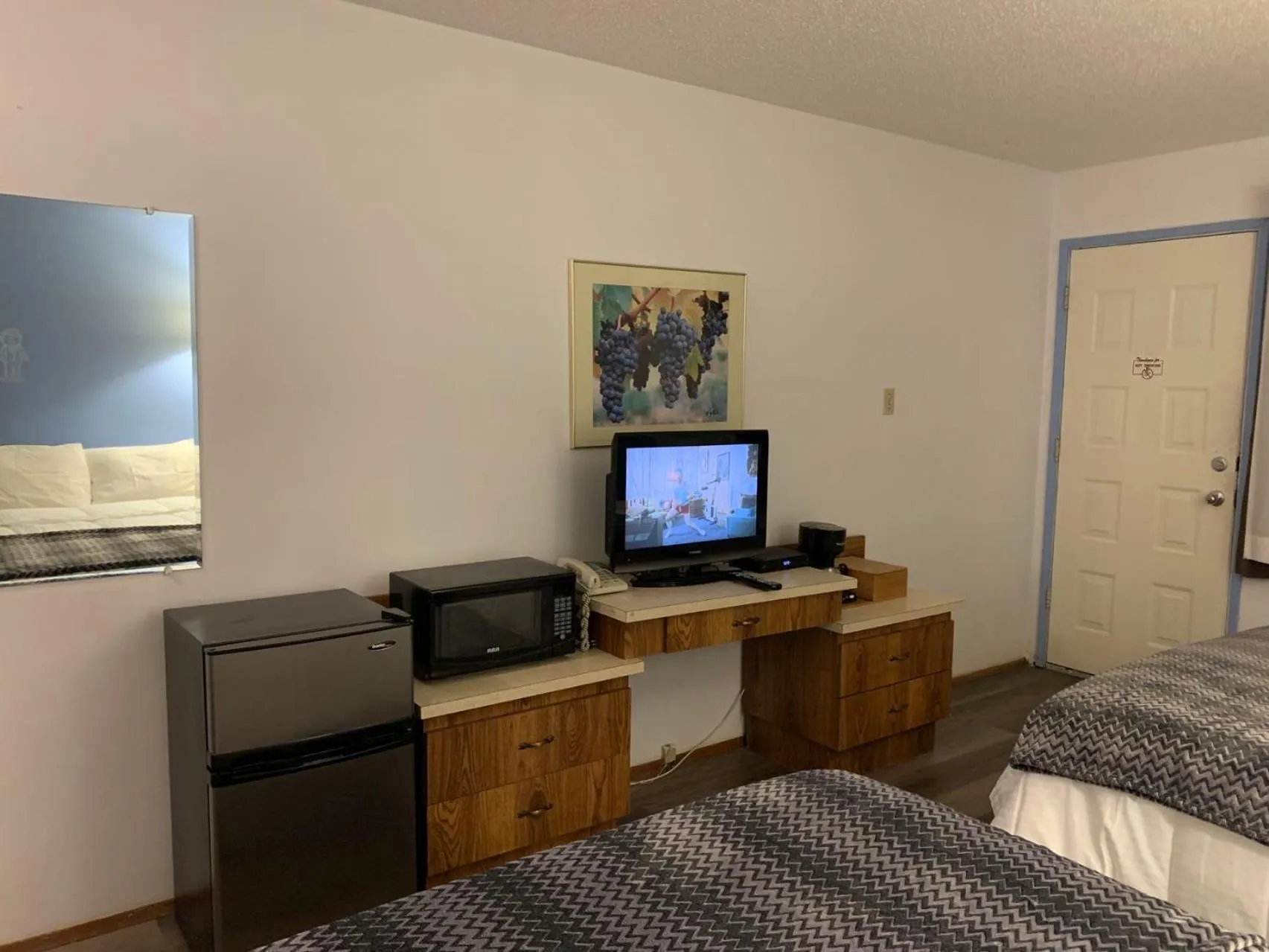 TV and multimedia, Bed in Swiss Sunset Inn