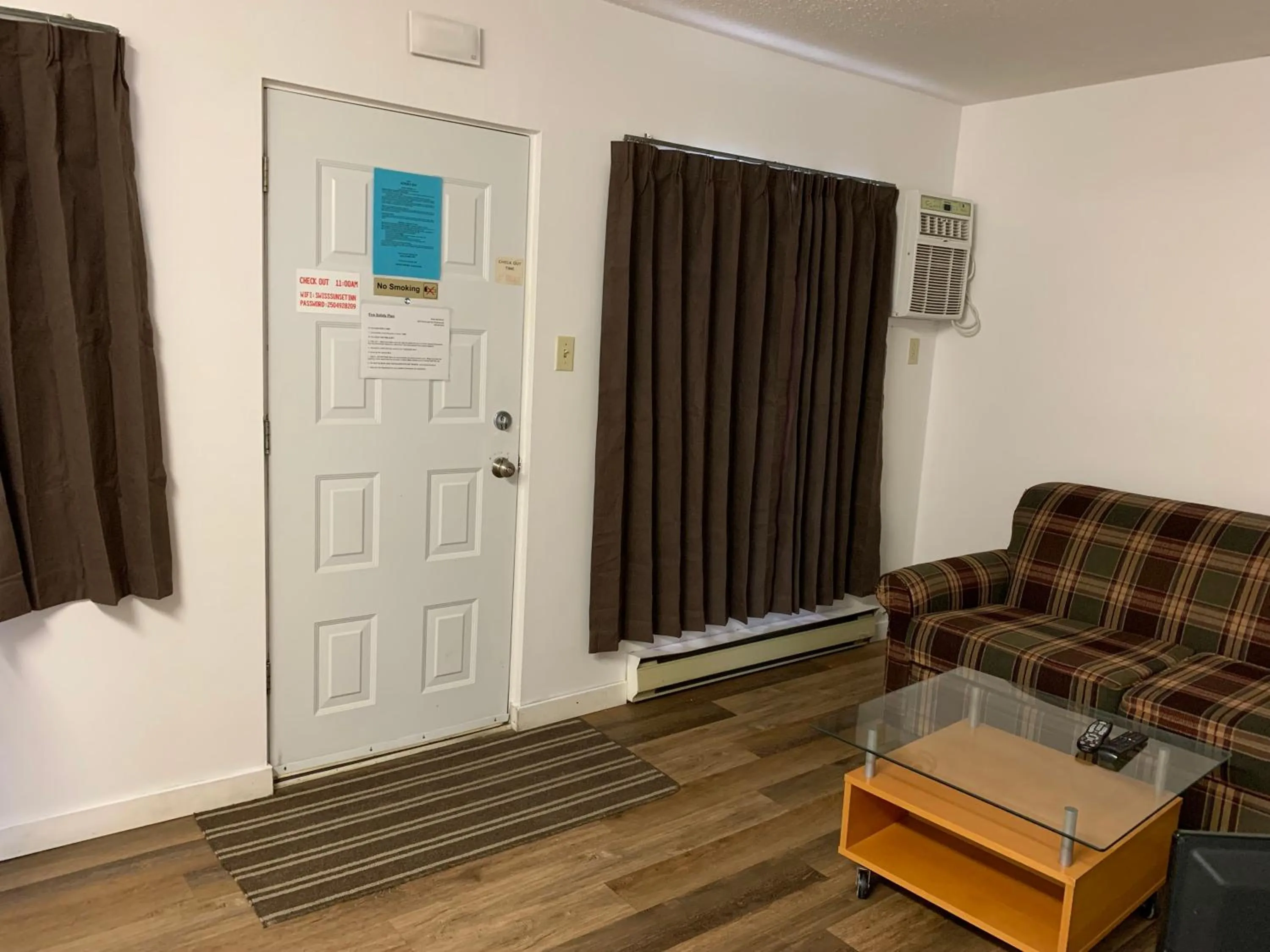 Living room in Swiss Sunset Inn